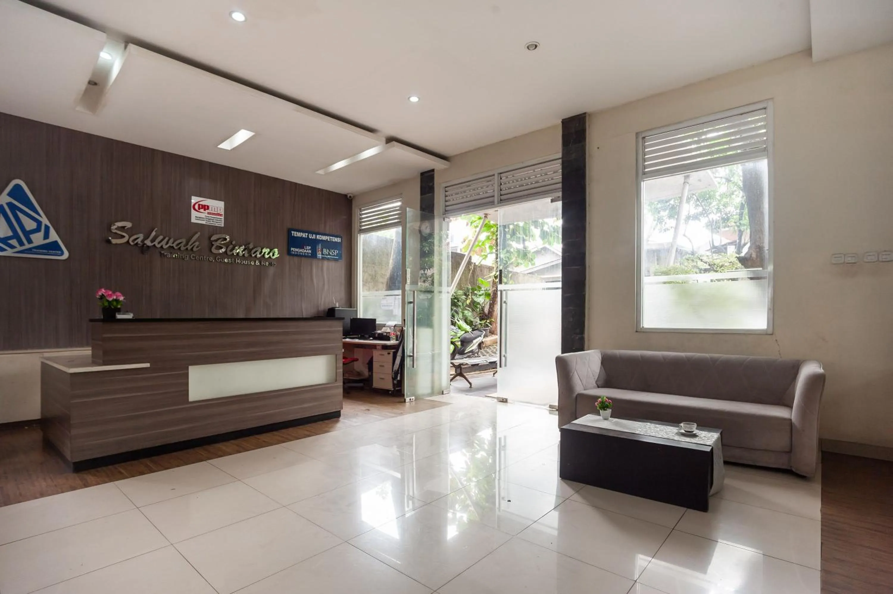 Lobby or reception in Safwah Bintaro Syariah Mitra RedDoorz