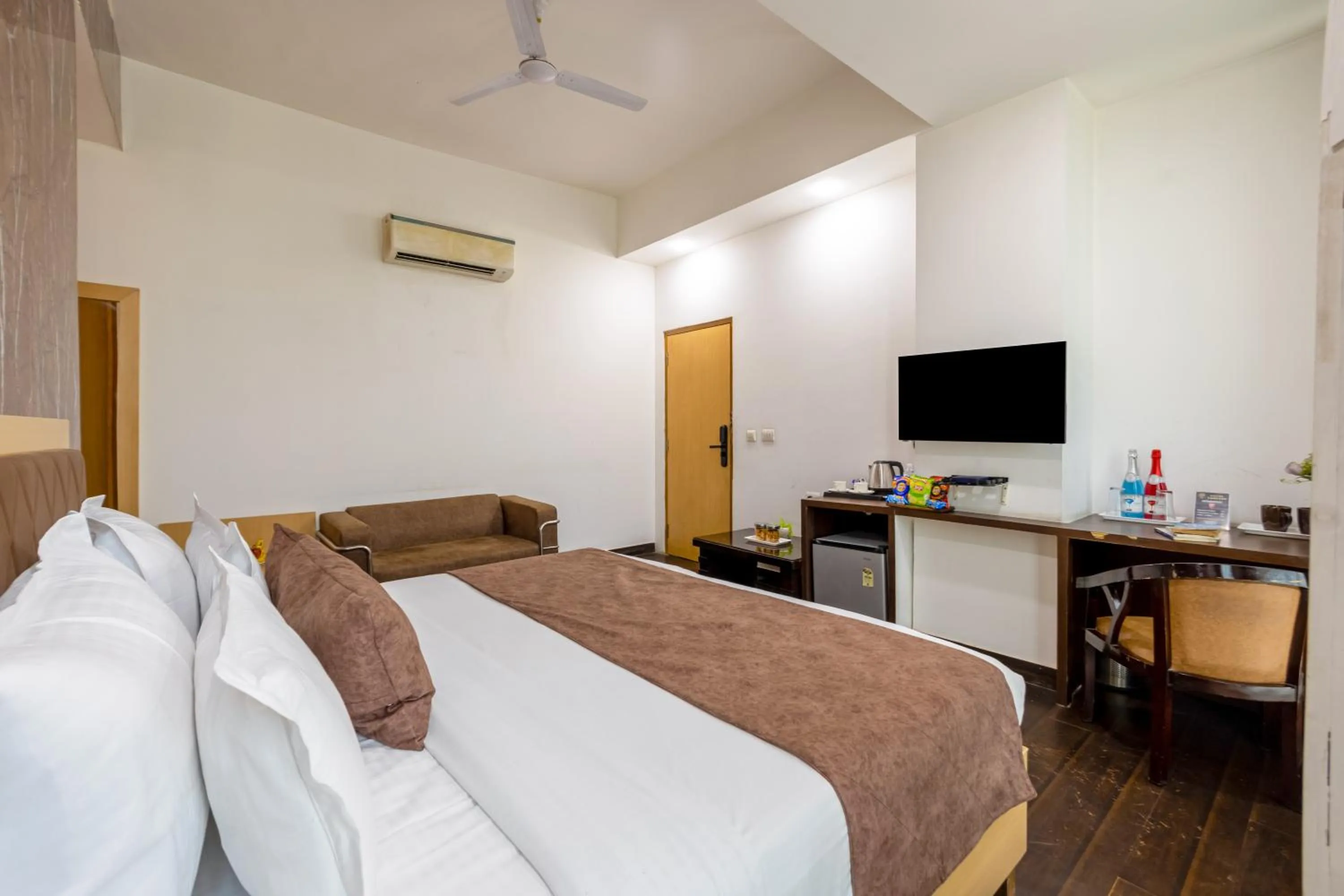 Bed in Hotel Tashree Near T3 - Free Airport Drop