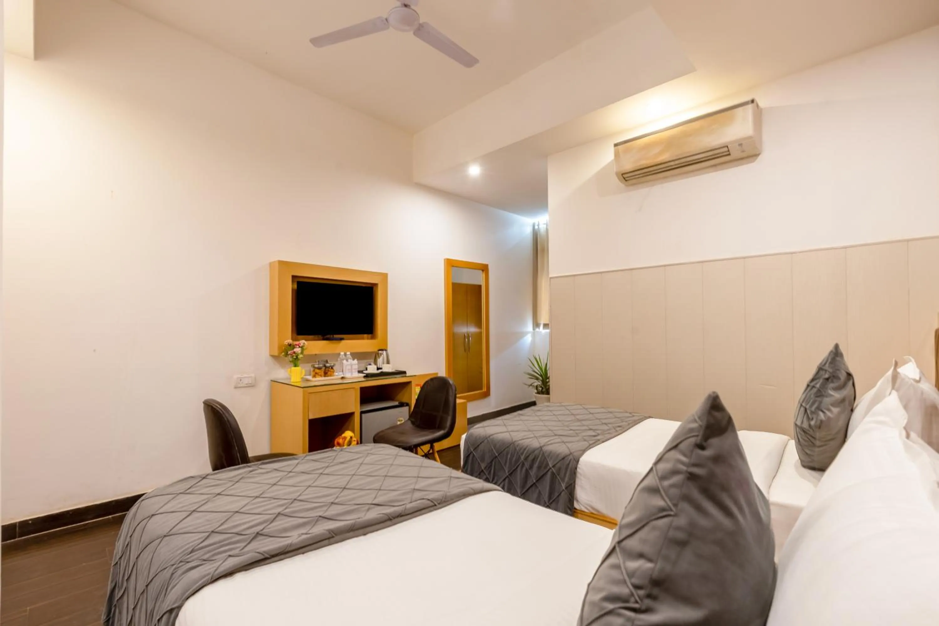 Bed in Hotel Tashree Near T3 - Free Airport Drop
