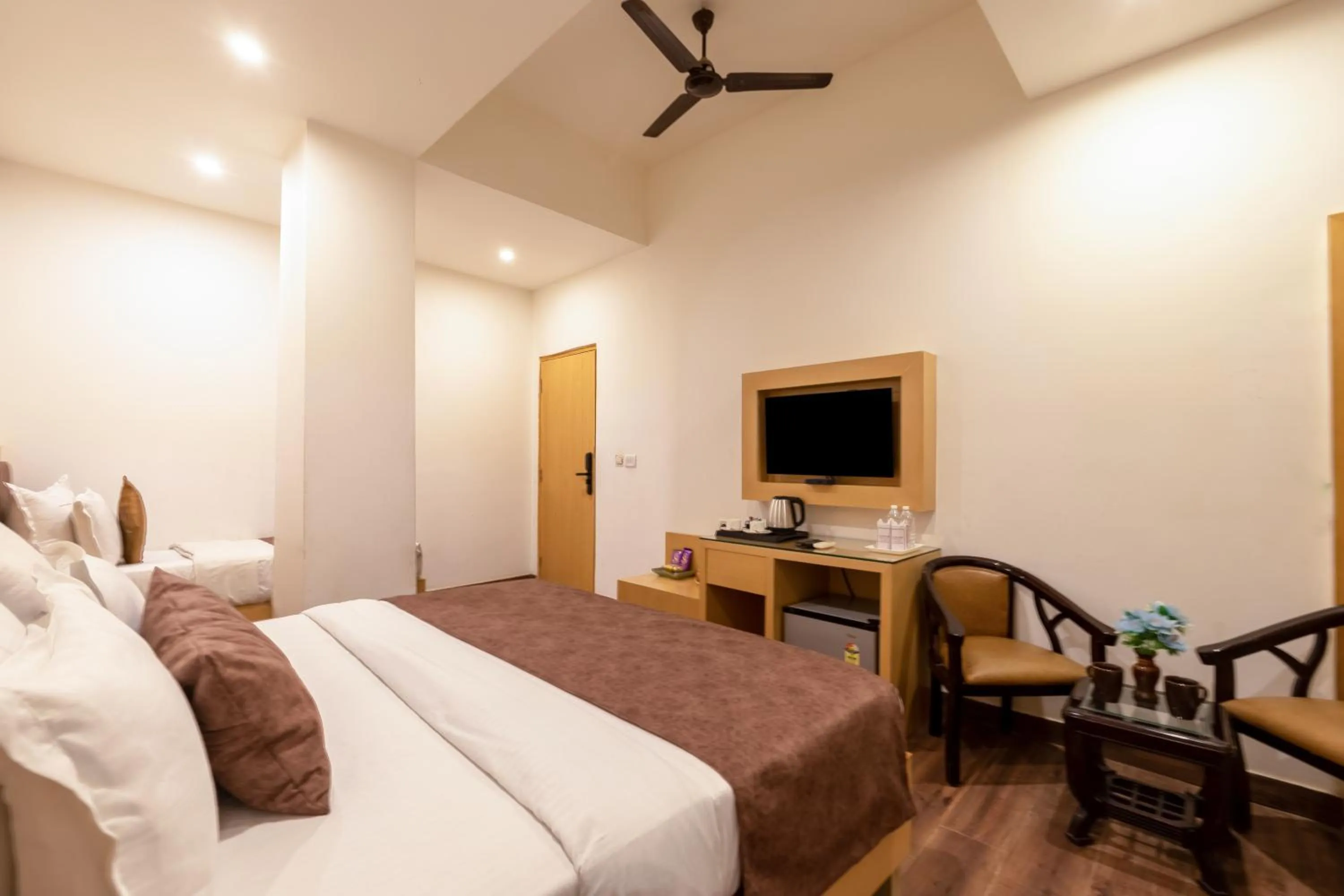 Bed in Hotel Tashree Near T3 - Free Airport Drop