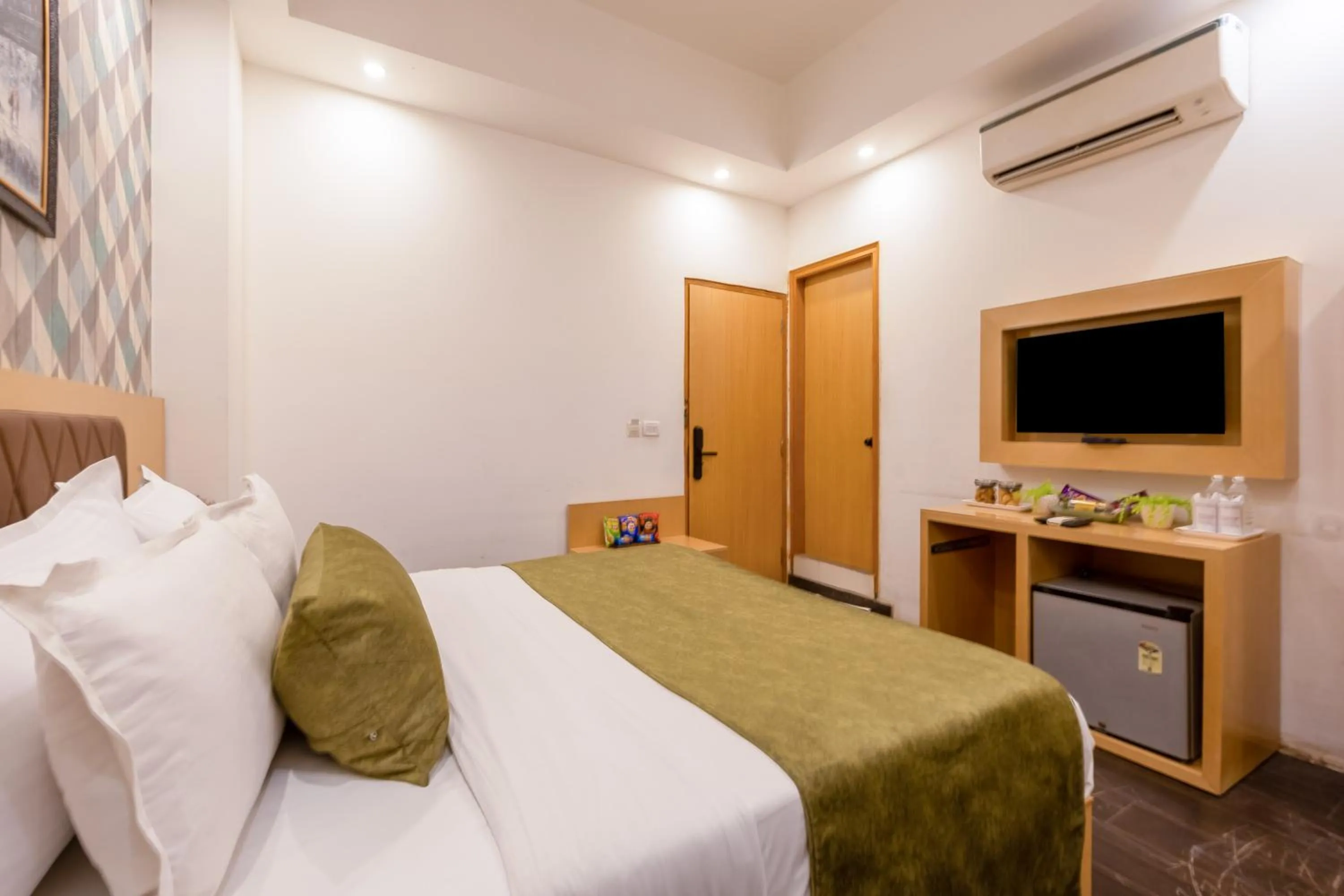 Bed in Hotel Tashree Near T3 - Free Airport Drop