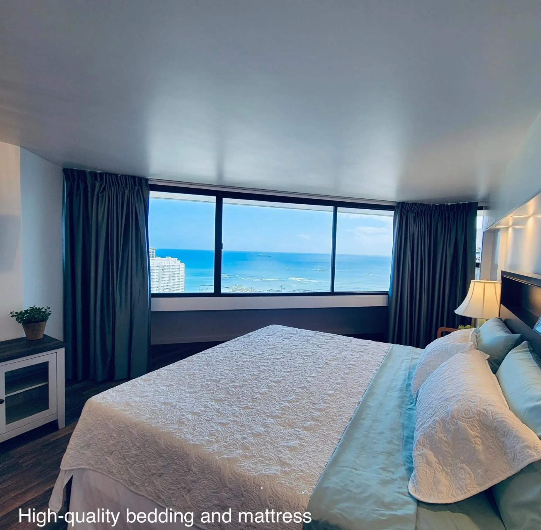 Bed in Waikiki High-rise sea view free parking