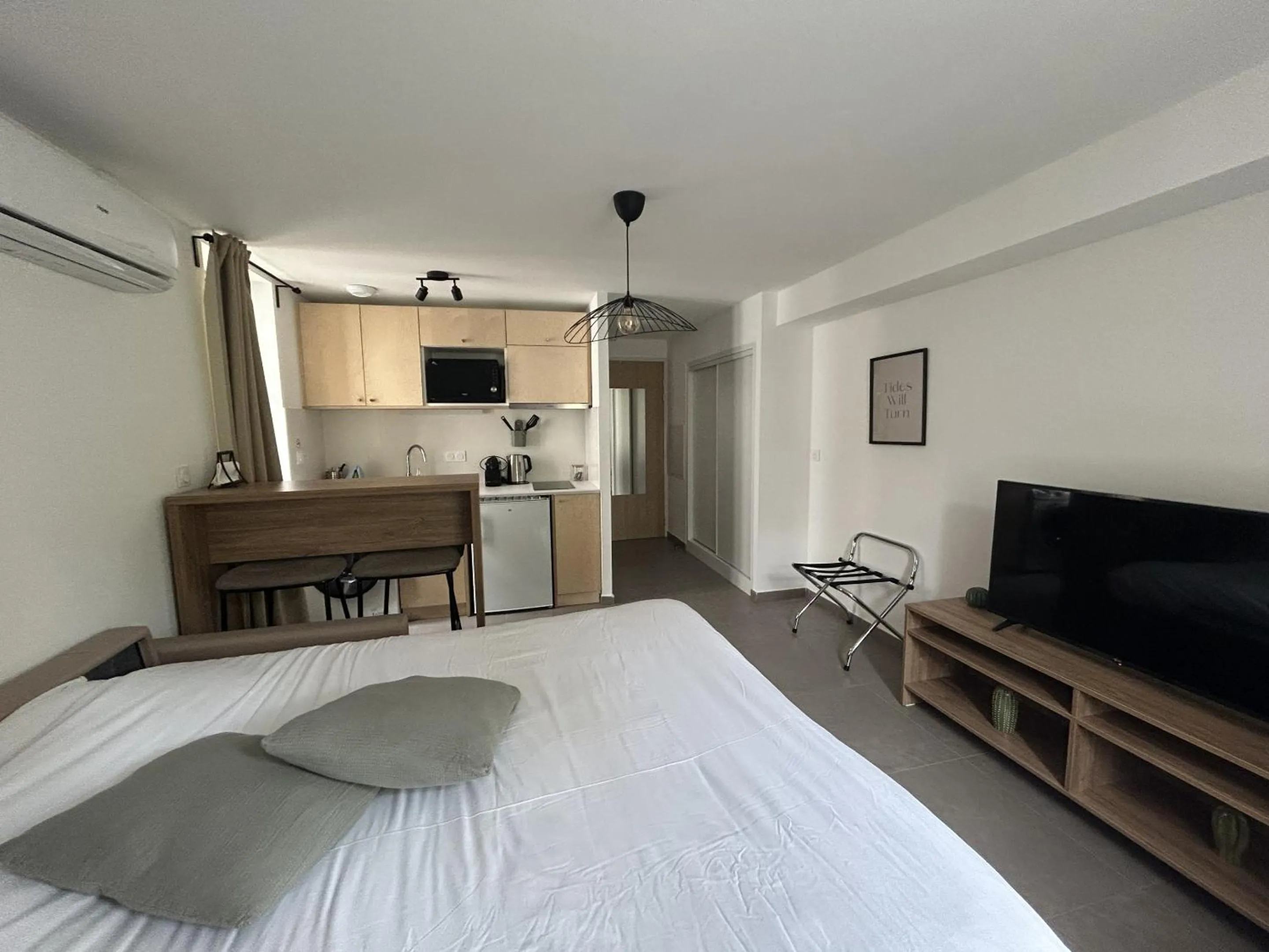 Bedroom, Bed in SOUS LES PLATANES