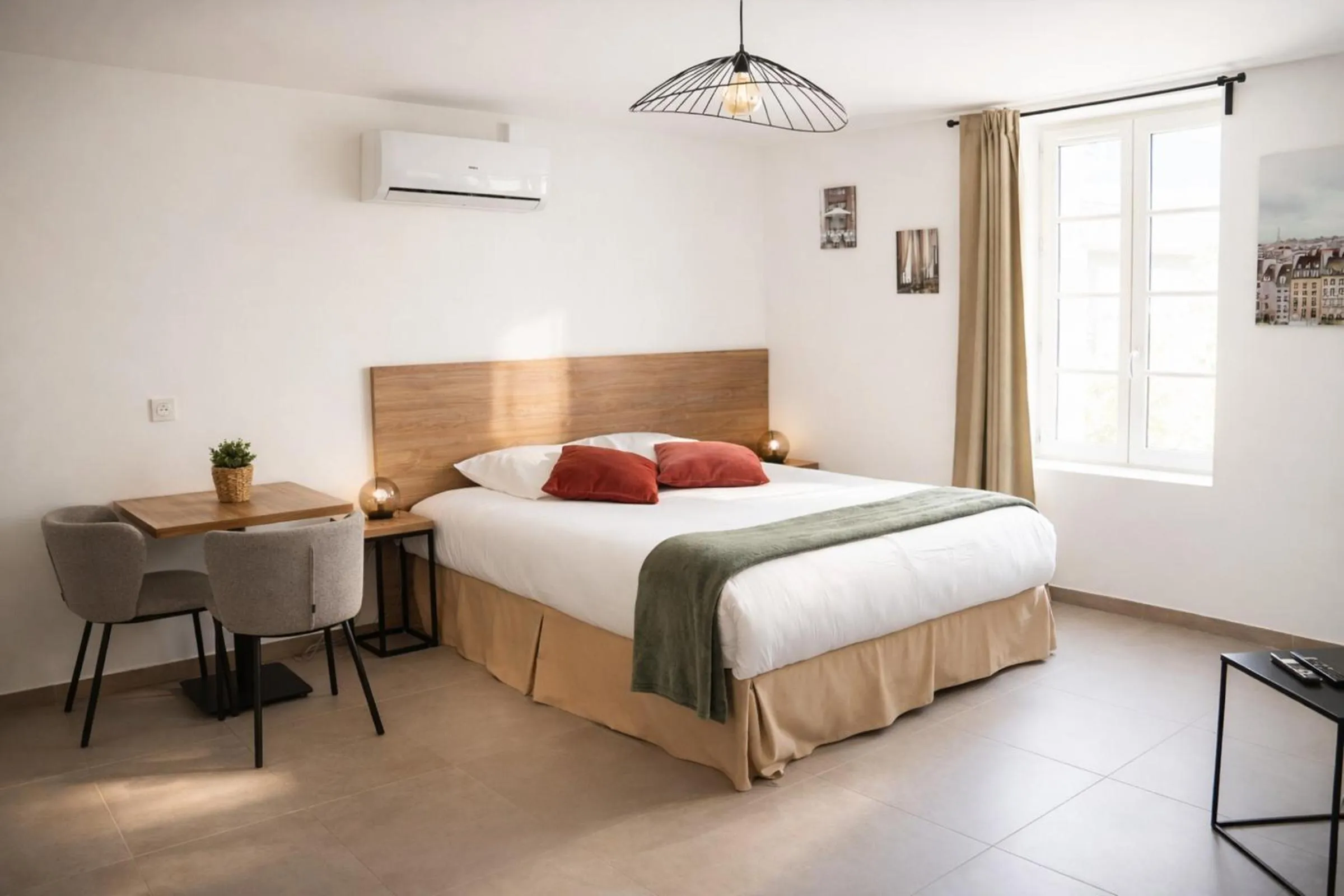 Bedroom, Bed in SOUS LES PLATANES