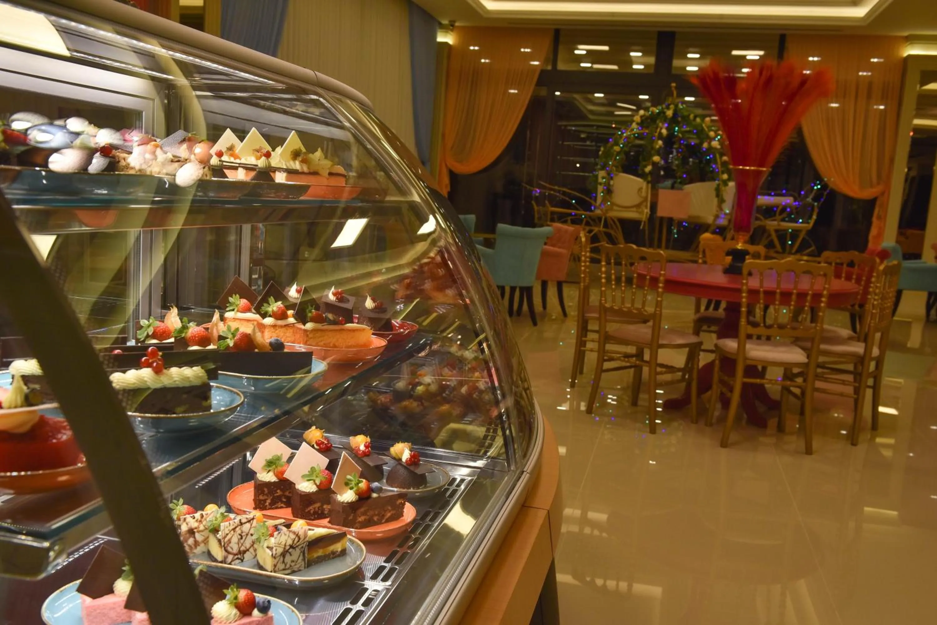 Restaurant/places to eat in Mc Palace Hotel Spa & Convention