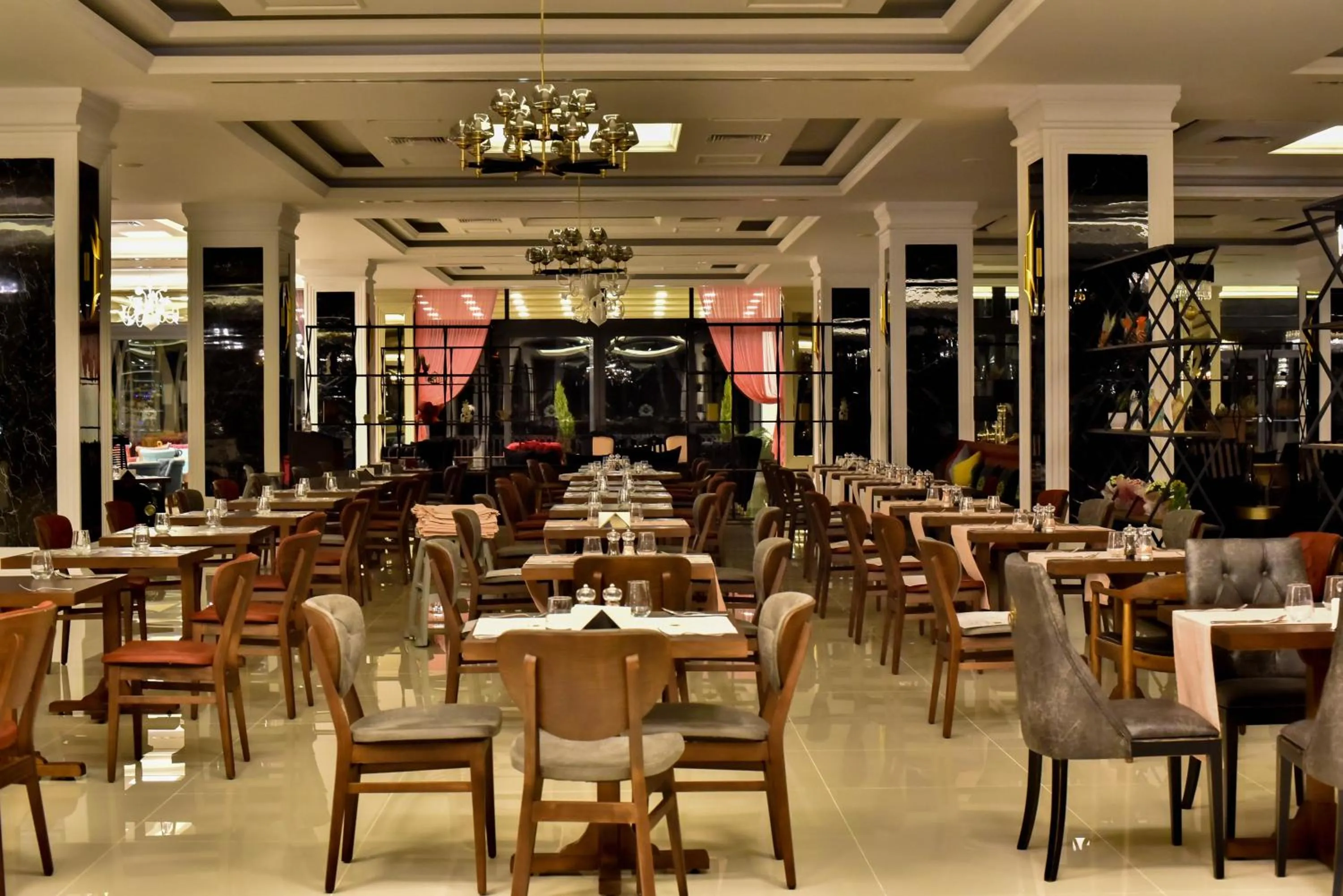 Restaurant/places to eat in Mc Palace Hotel Spa & Convention