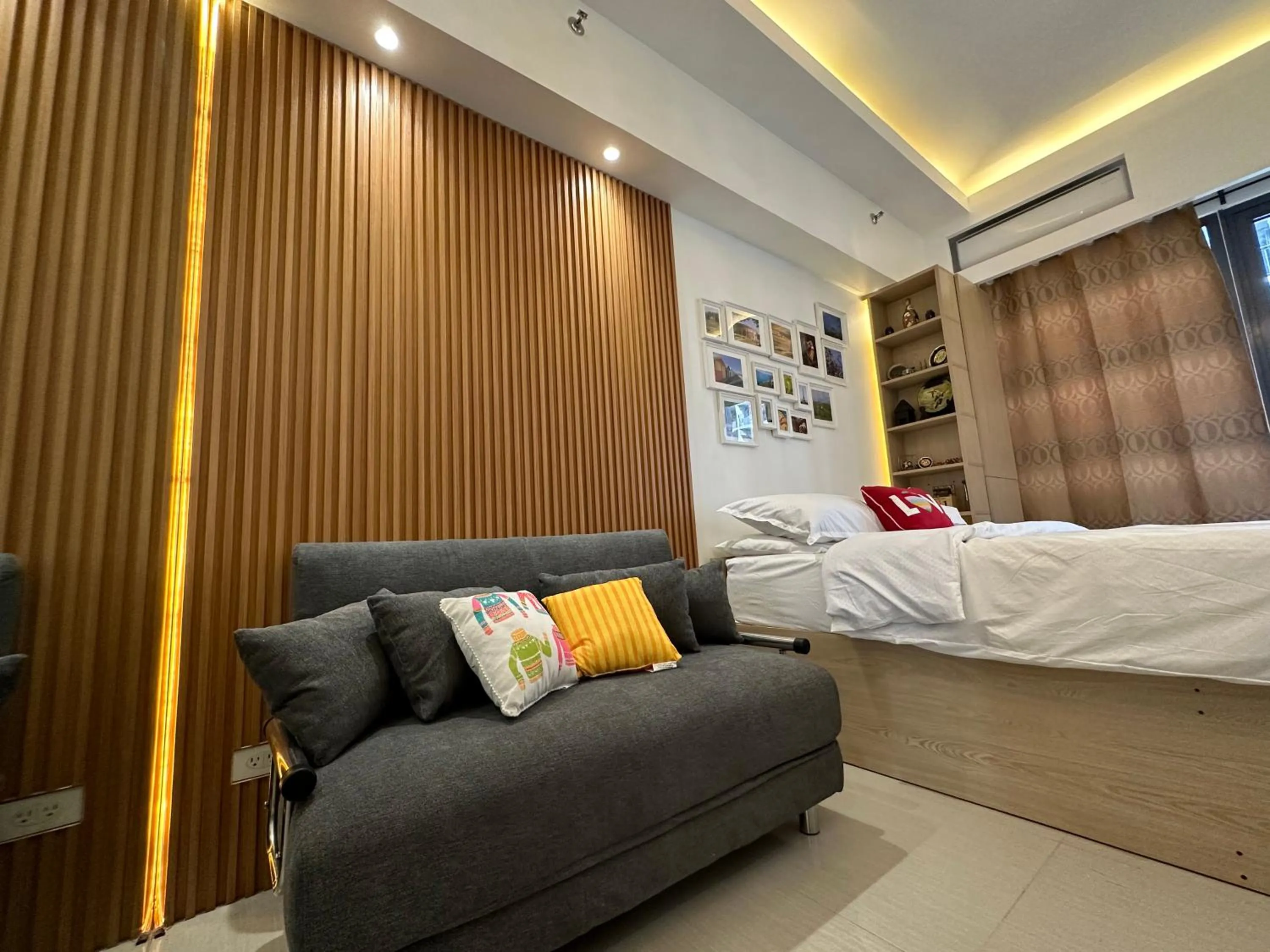 Bed in Homey Condo by the Bay