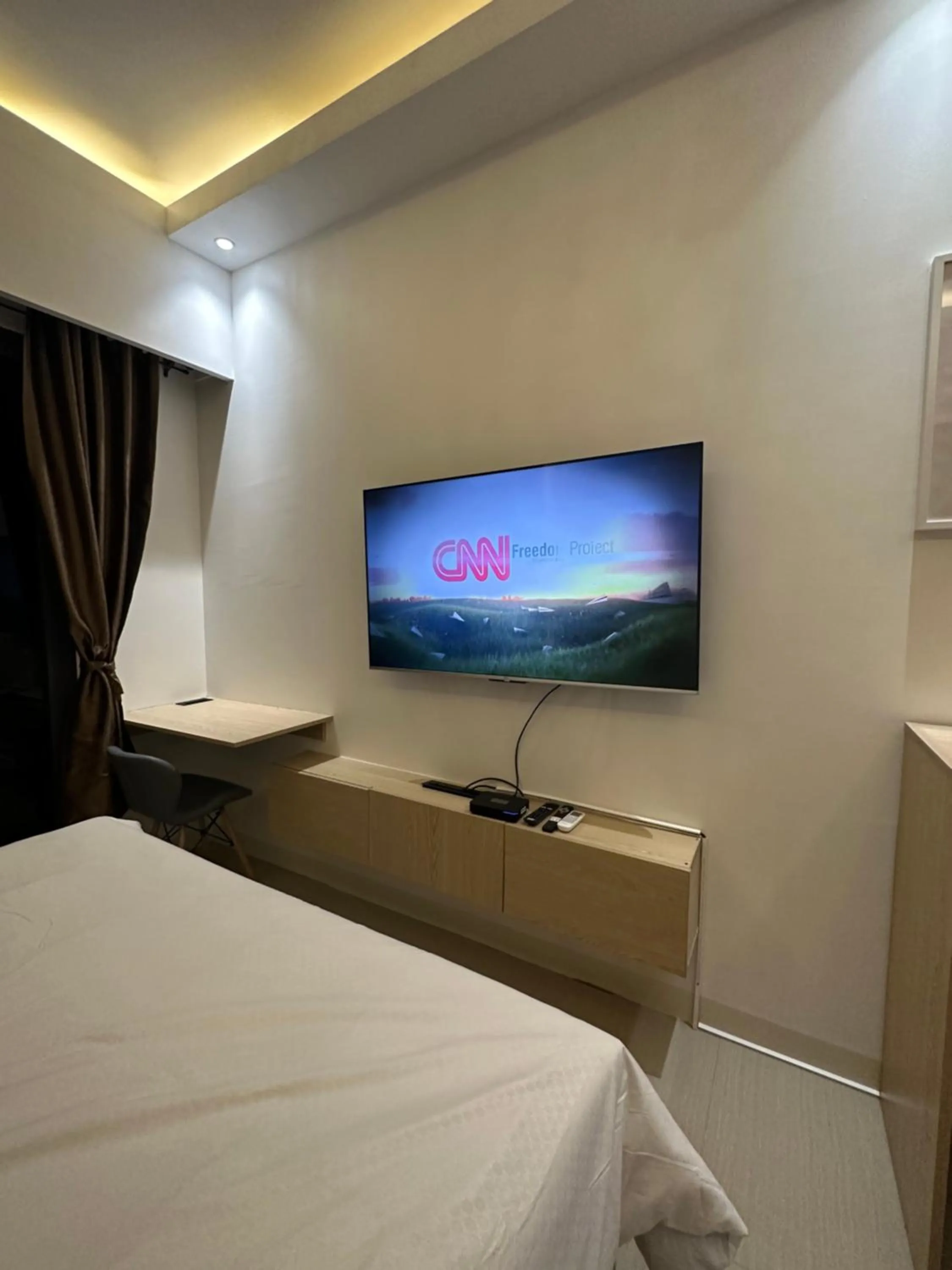 Bed in Homey Condo by the Bay