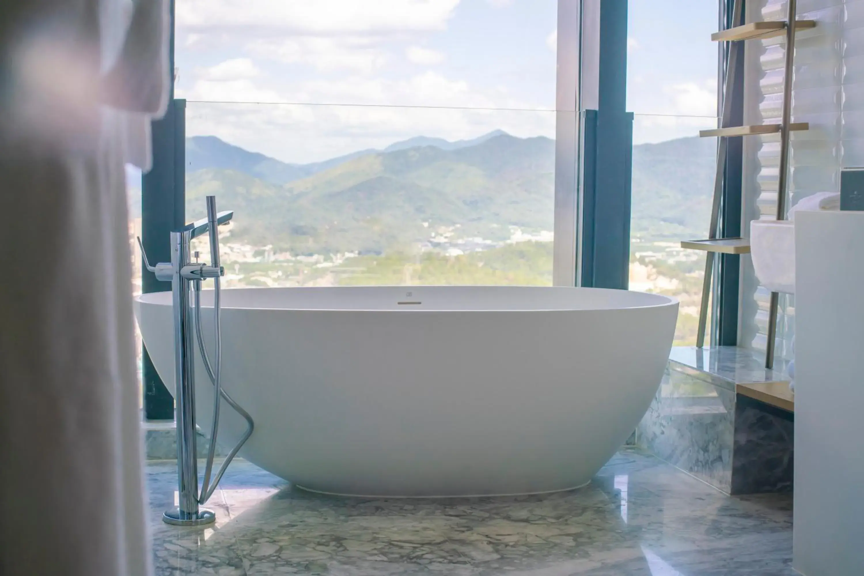 Premium King Room with Mountain View in Crowne Plaza Chaozhou Riverside by IHG Premium King Room with Mountain View in Crowne Plaza Chaozhou Riverside by IHG