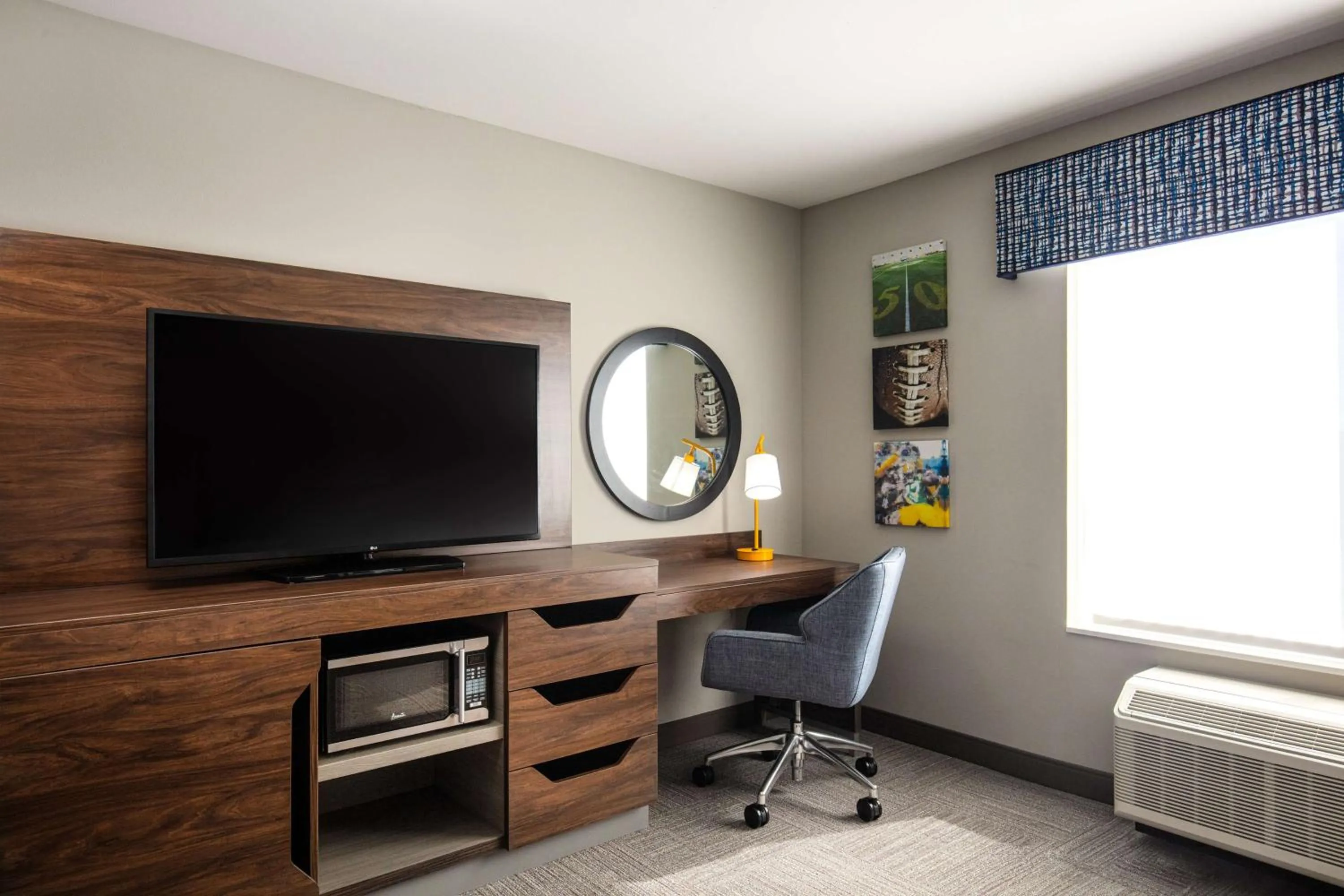 Bedroom in Hampton Inn Green Bay Stadium, Wi