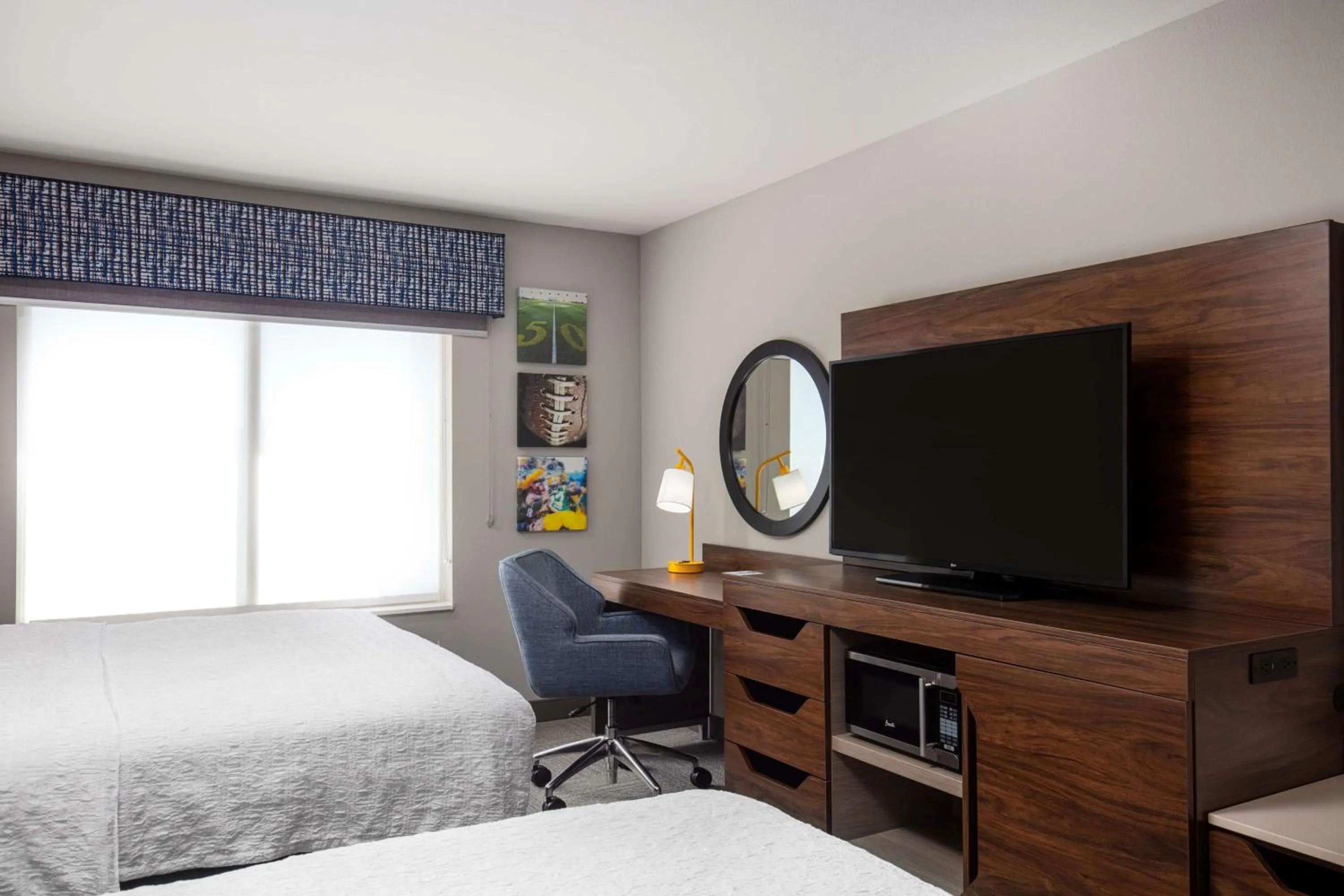 Bedroom in Hampton Inn Green Bay Stadium, Wi