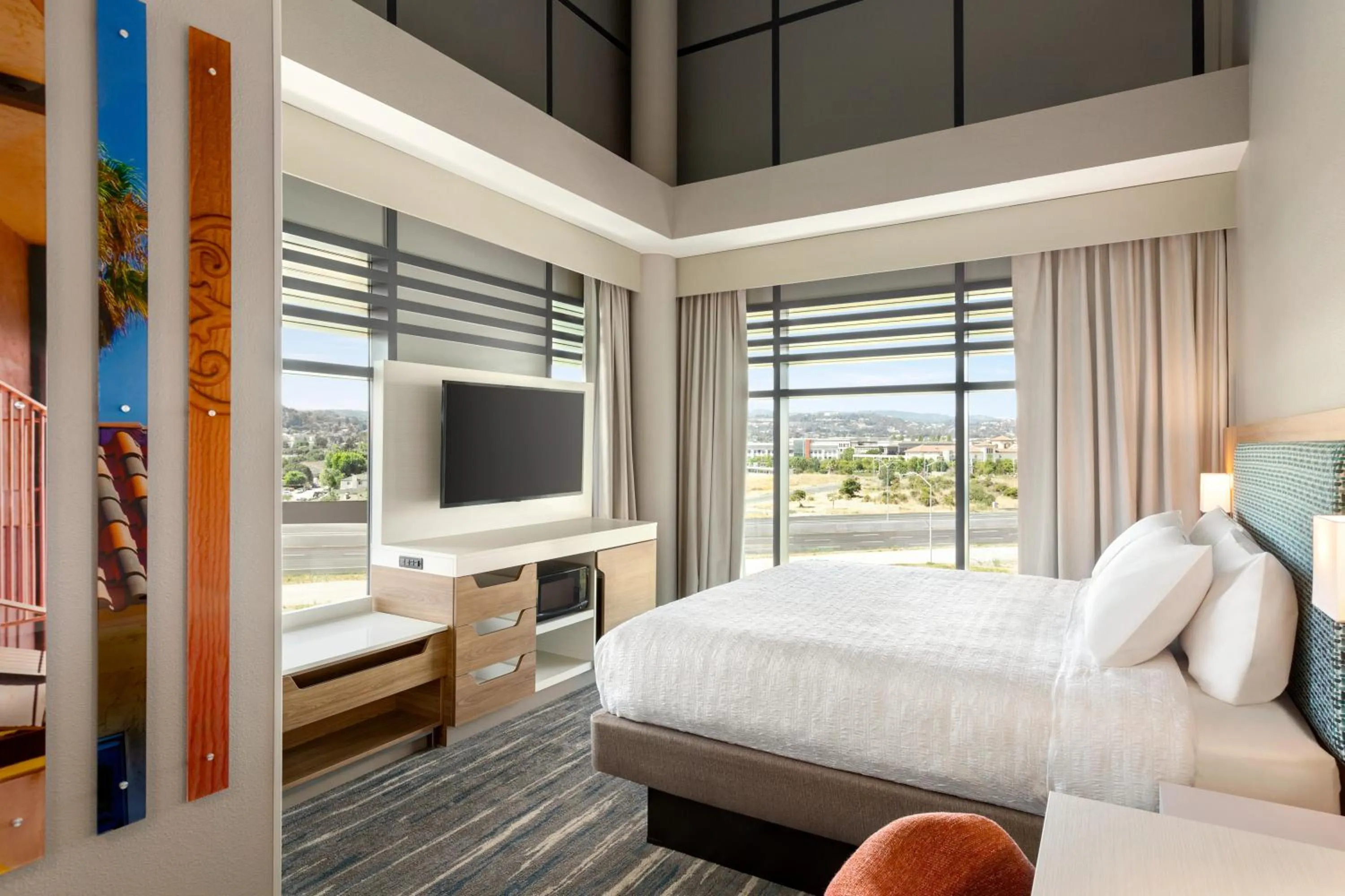 Bed in Hampton Inn & Suites San Mateo-San Francisco Airport