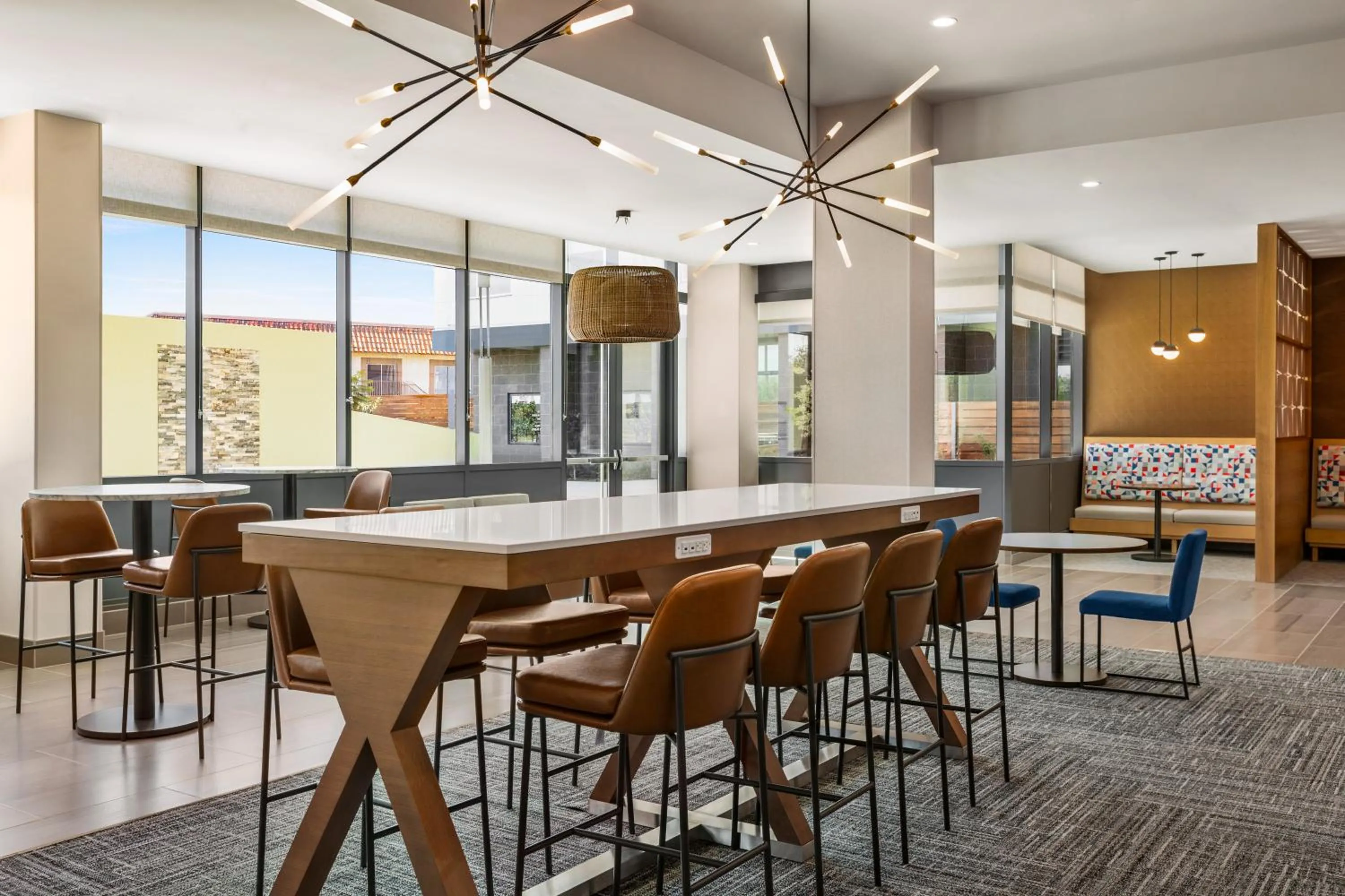 Dining area in Hampton Inn & Suites San Mateo-San Francisco Airport