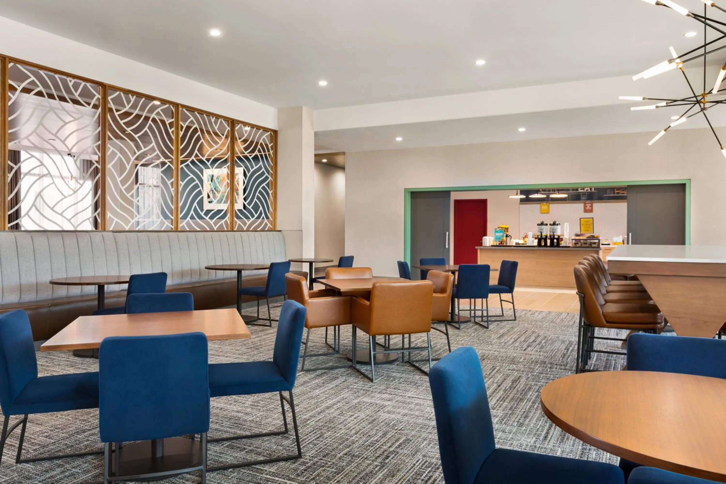 Seating area in Hampton Inn & Suites San Mateo-San Francisco Airport