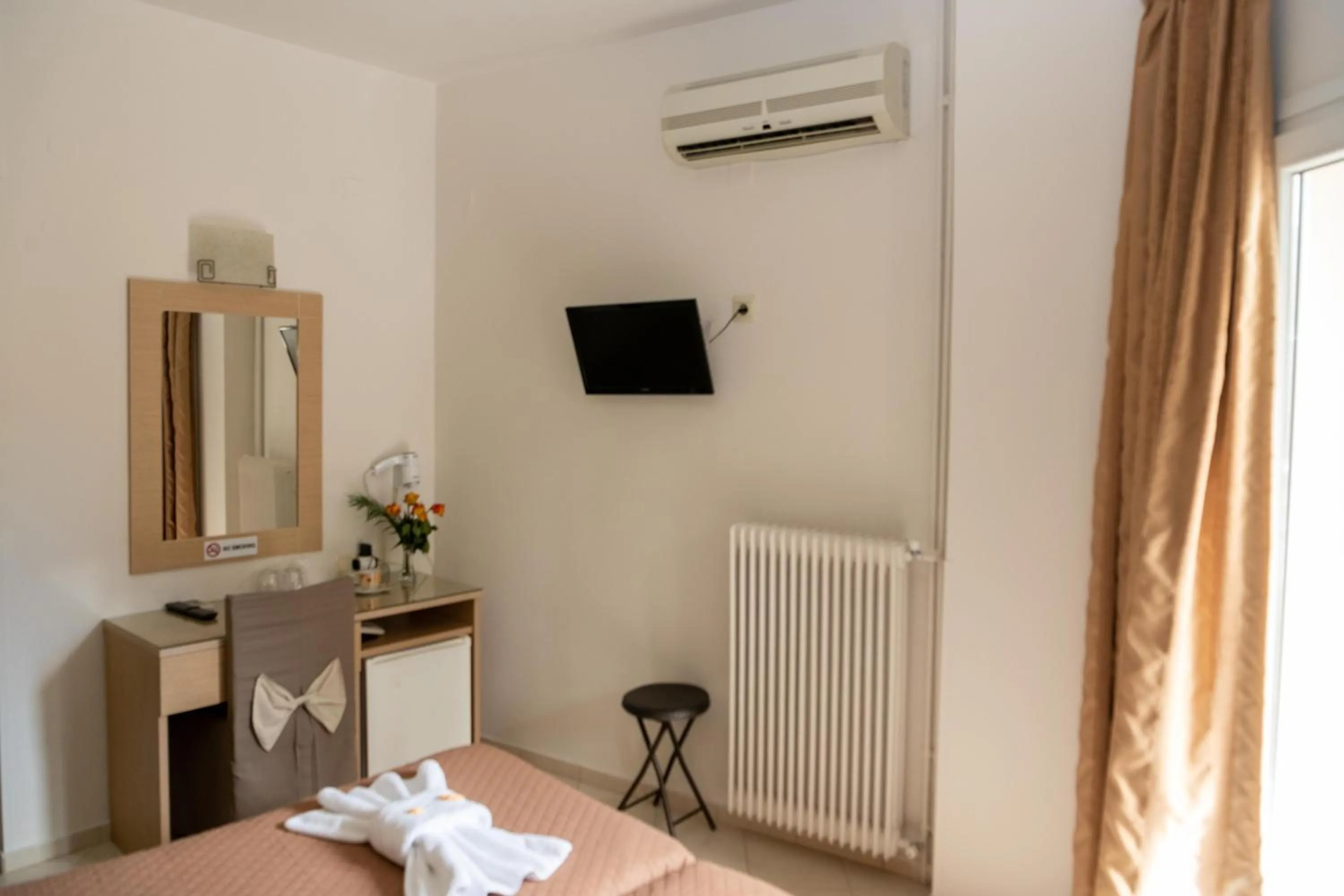 TV and multimedia, Bed in Kronos Hotel