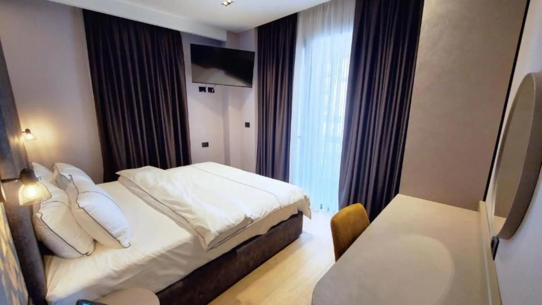 Bed in StarLight Hotel