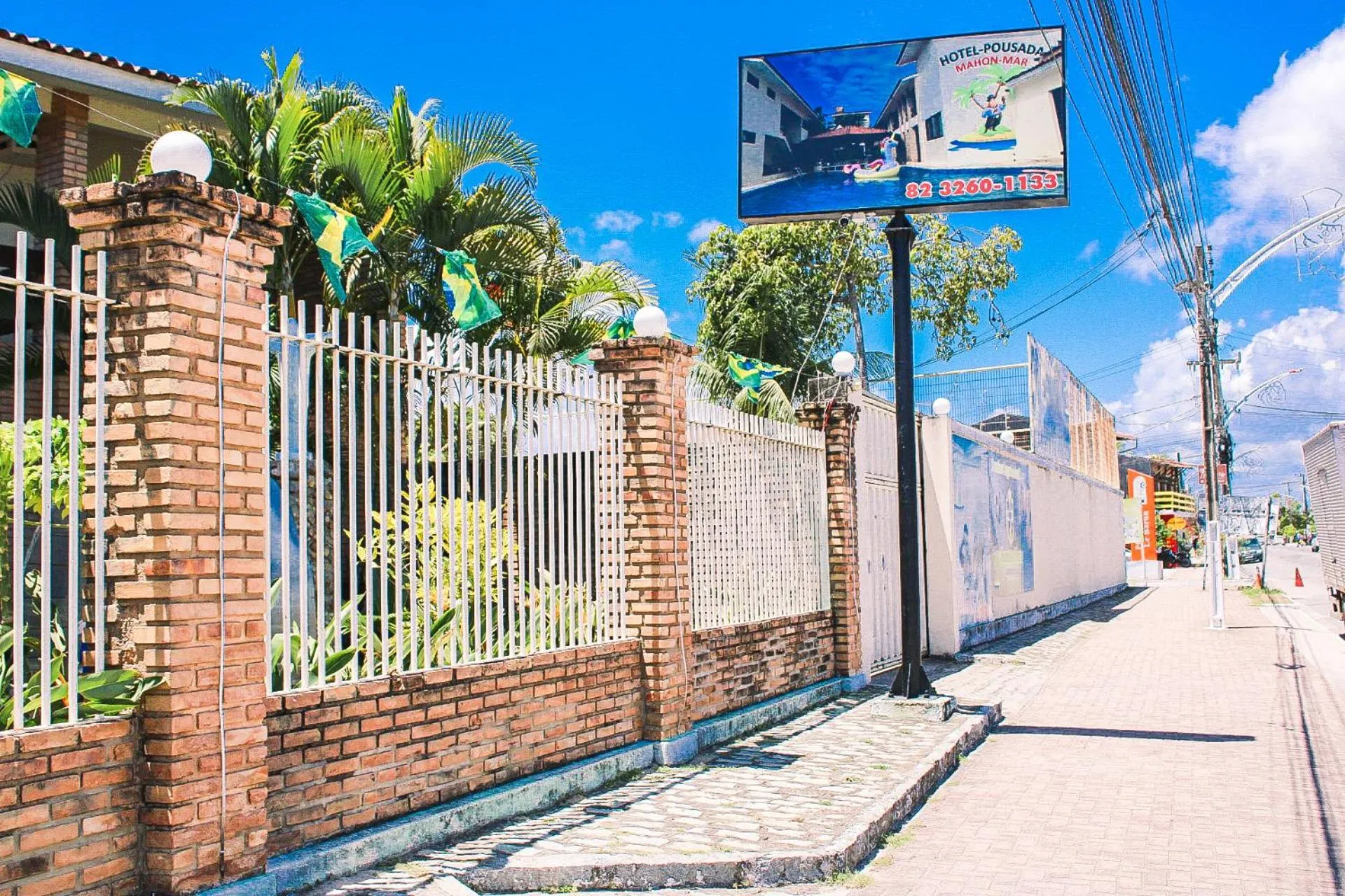 Property building in Hotel Pousada Mahon Mar