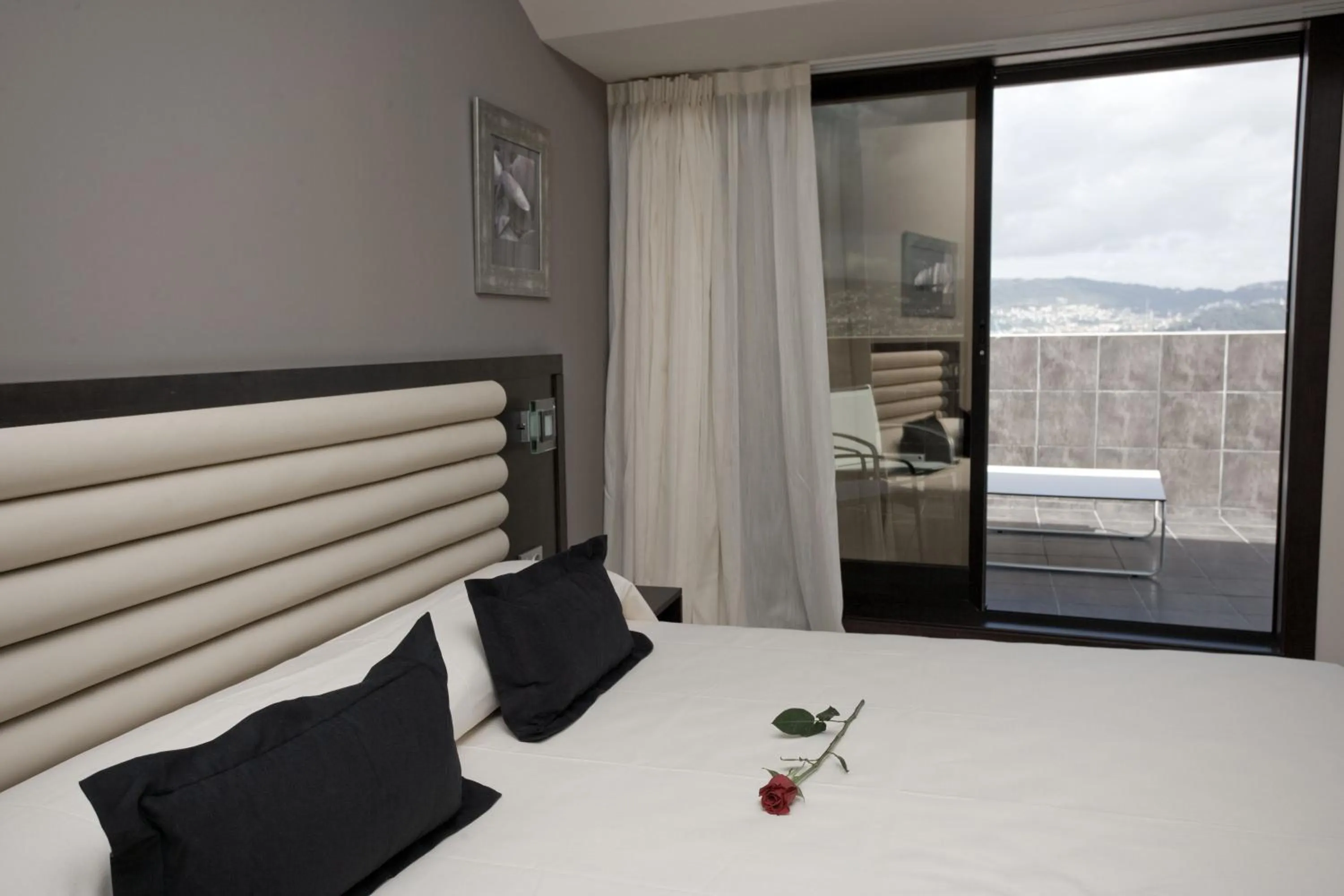 Balcony/Terrace, Bed in Hotel Bienestar Moaña