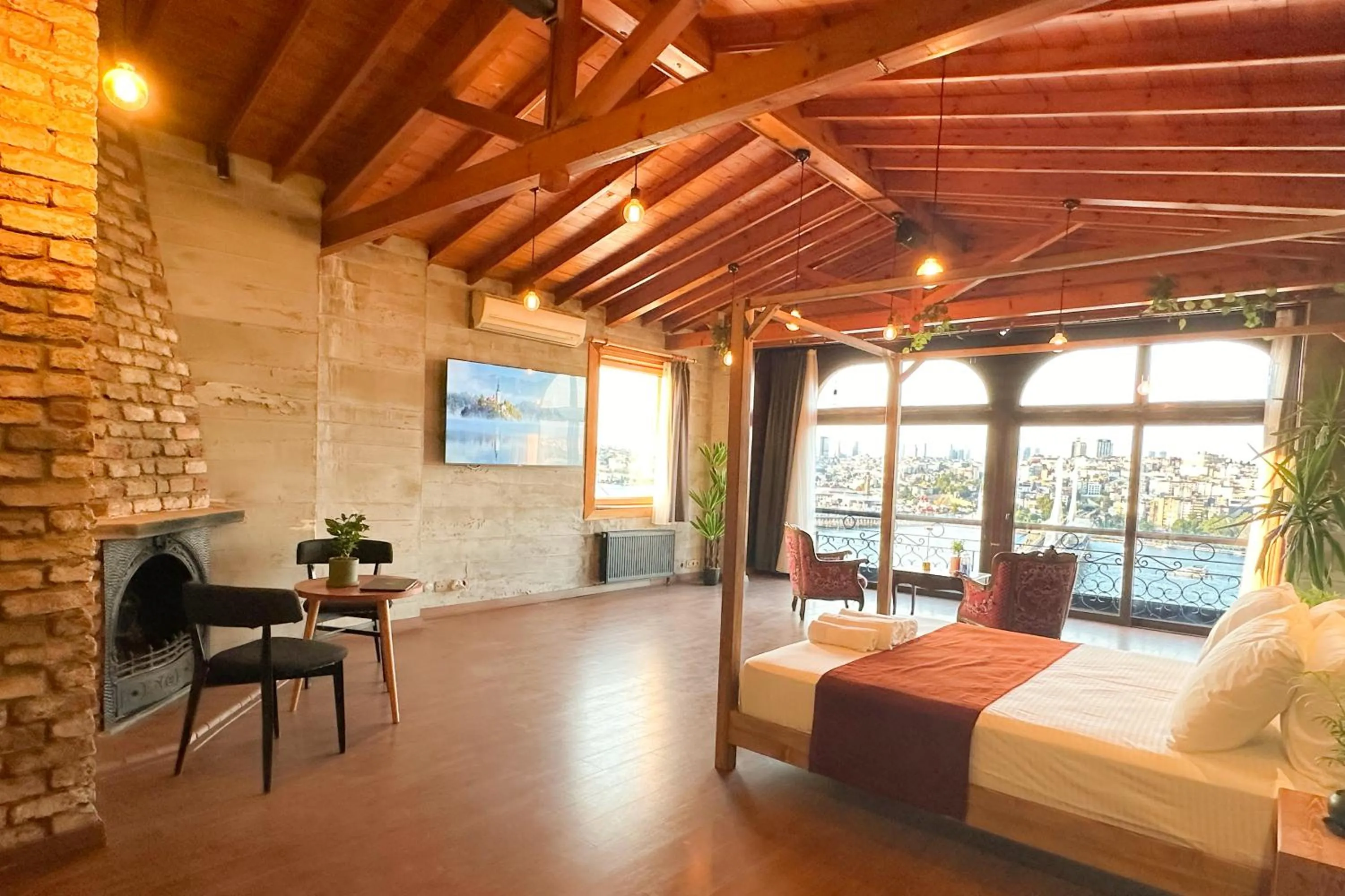 TV and multimedia, Bed in The Haliç Bosphorus Hotel