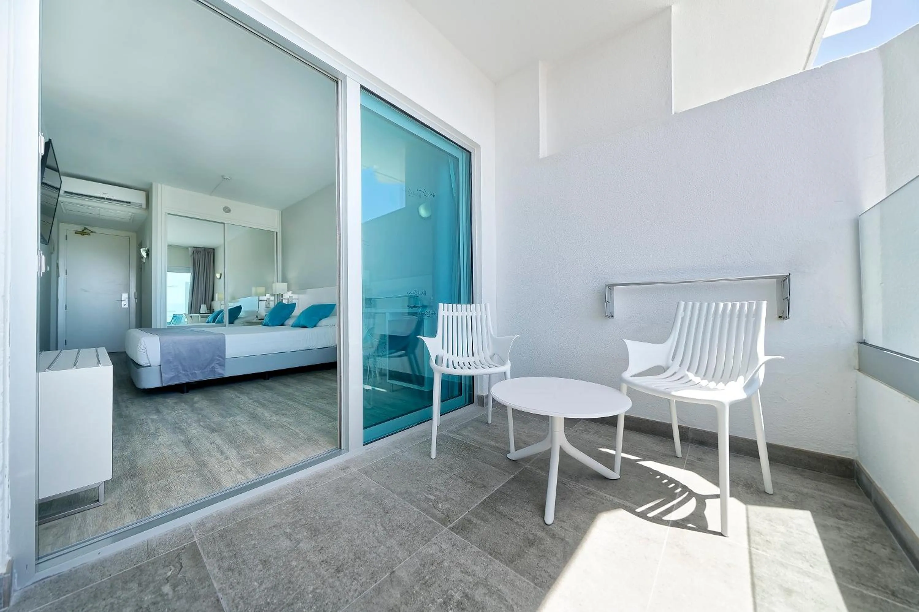 Balcony/Terrace, Bed in Hotel Caserio