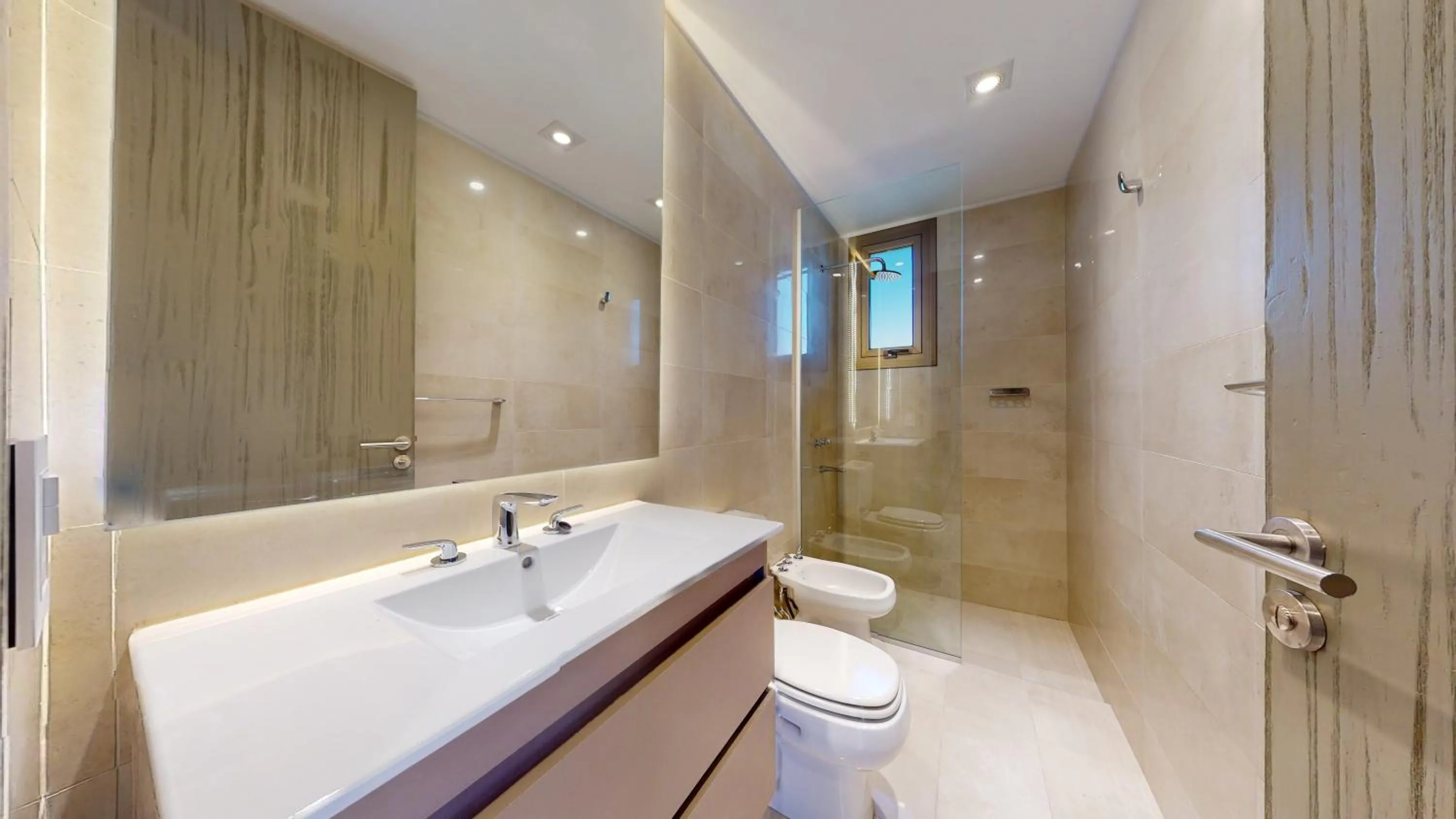 Shower in Liniers Green Apartments