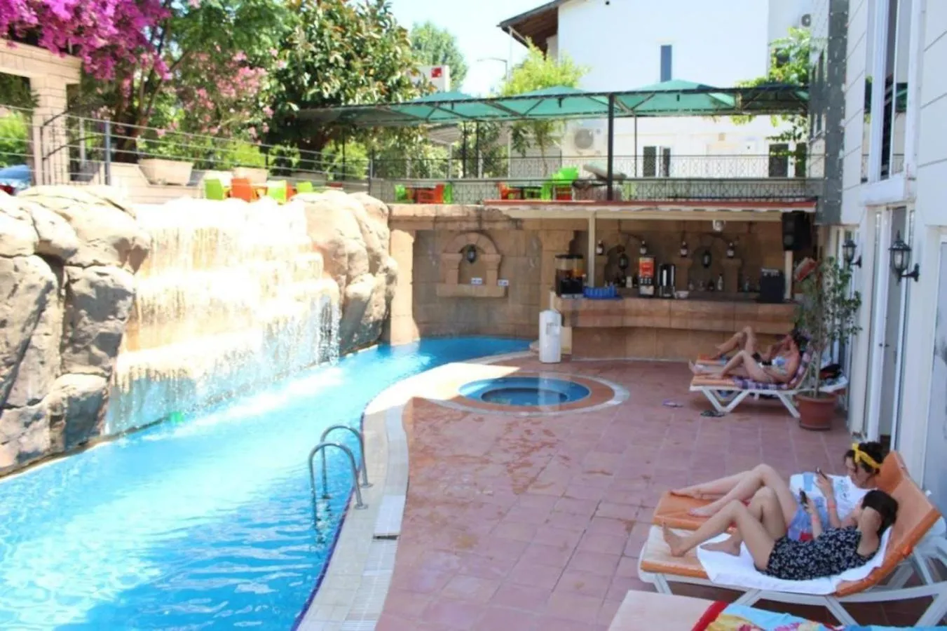 Swimming pool in London House Hotel