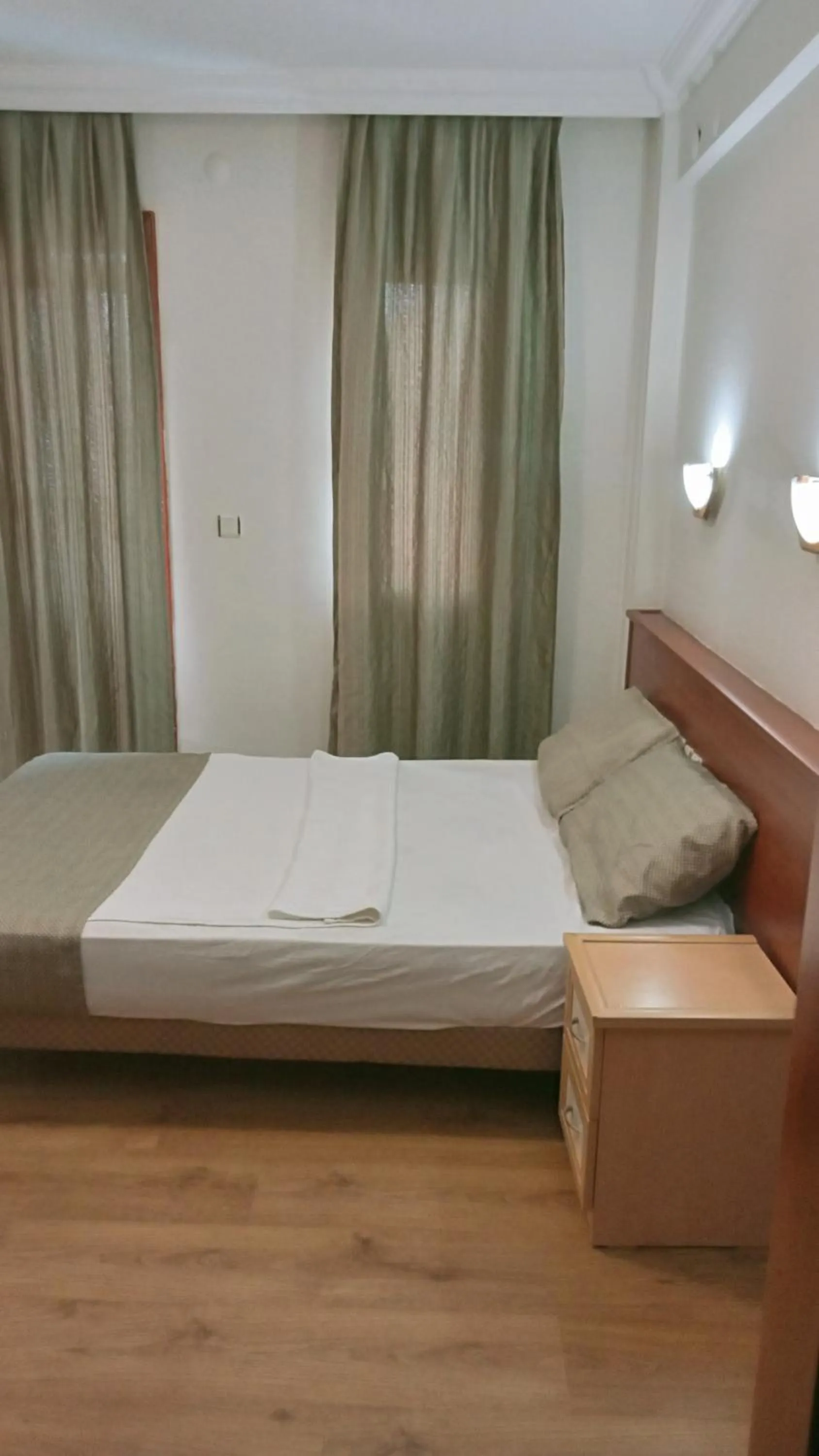 Photo of the whole room in London House Hotel