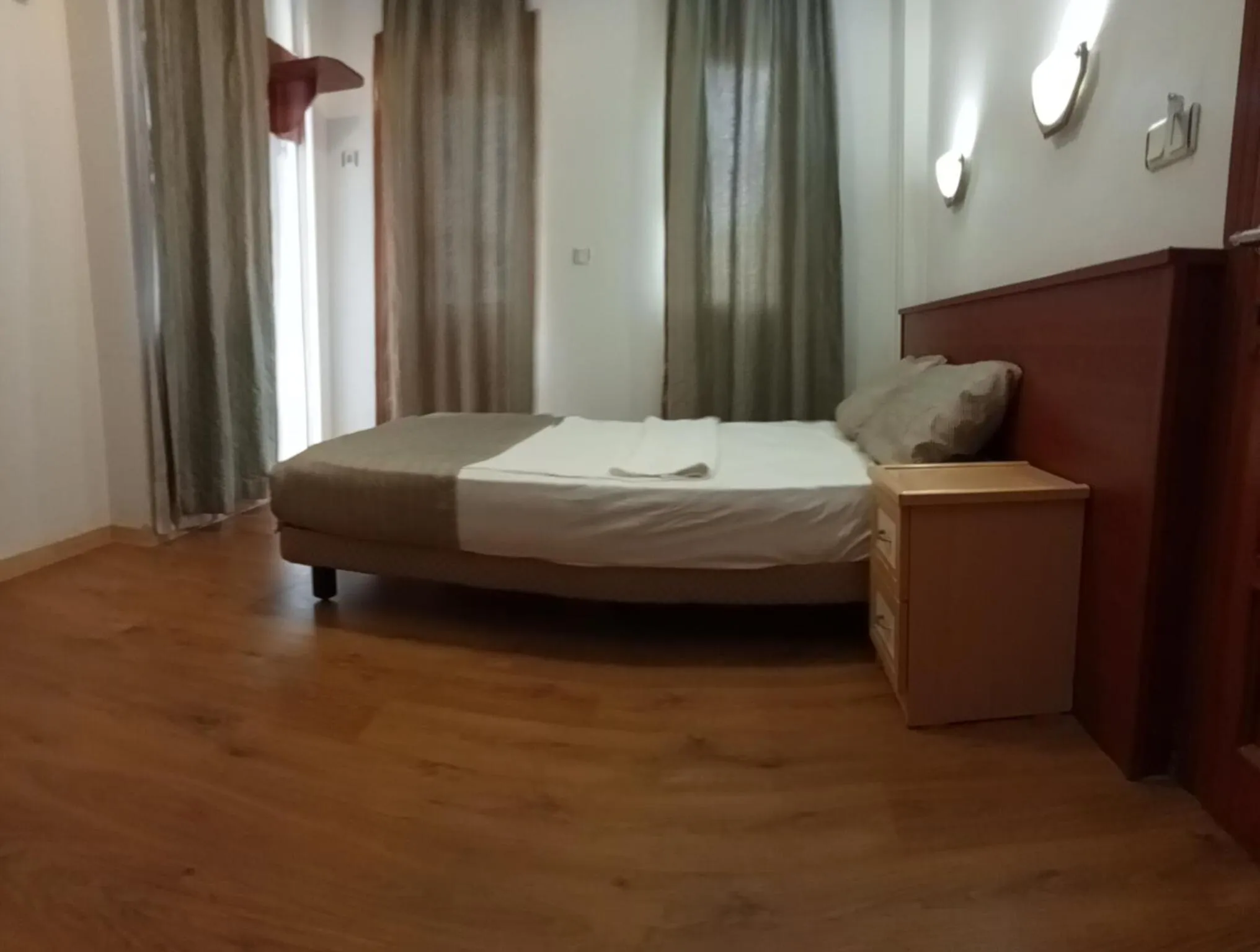 Photo of the whole room in London House Hotel