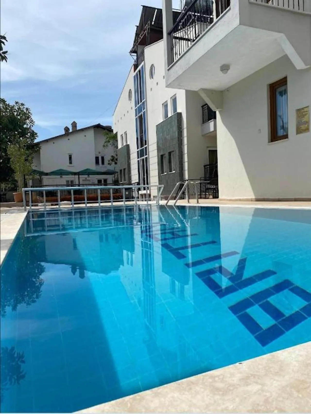 Swimming pool in London House Hotel