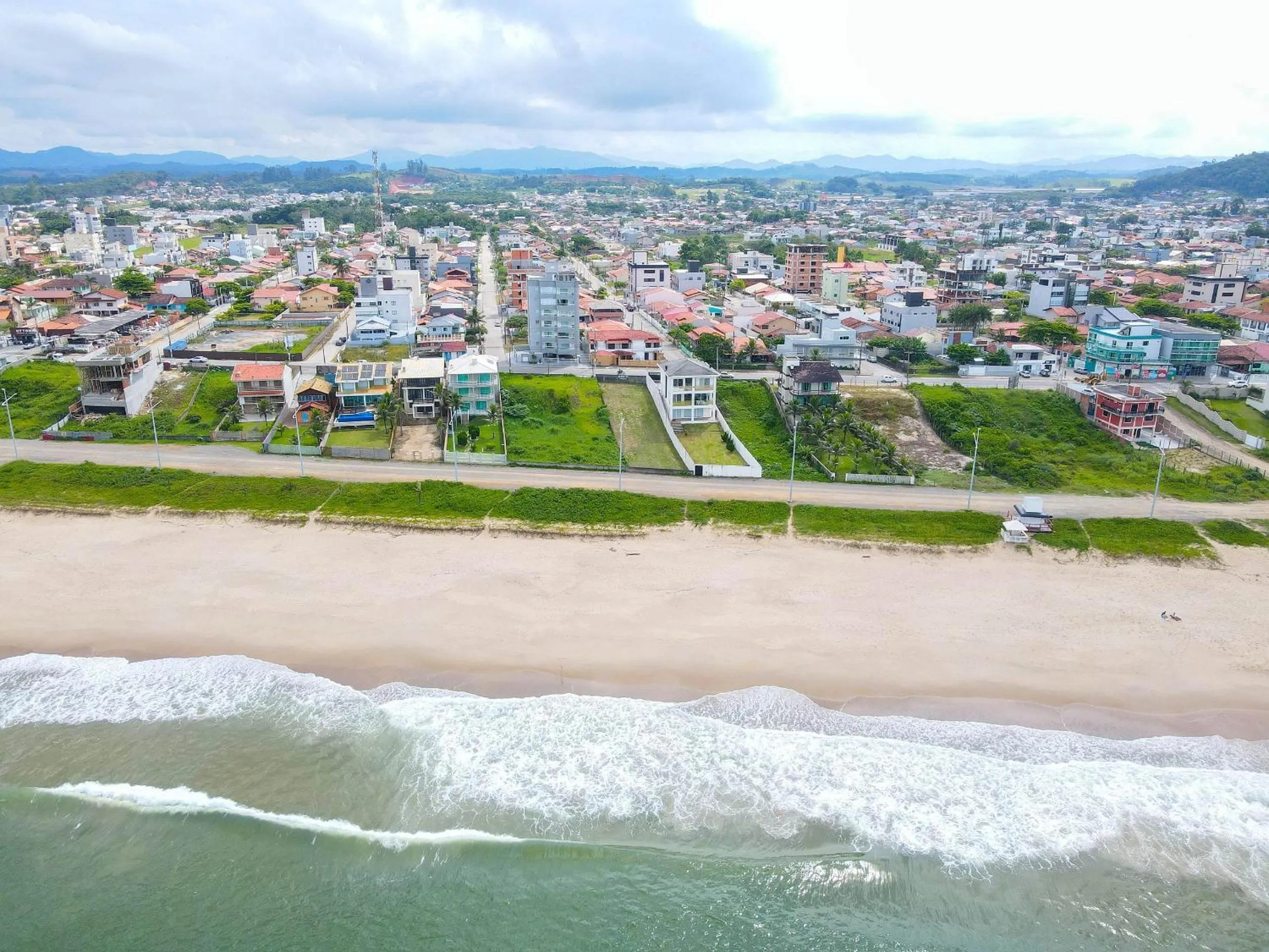 Off site in Ótima casa apenas 50metros da praia - em Balneário Piçarras