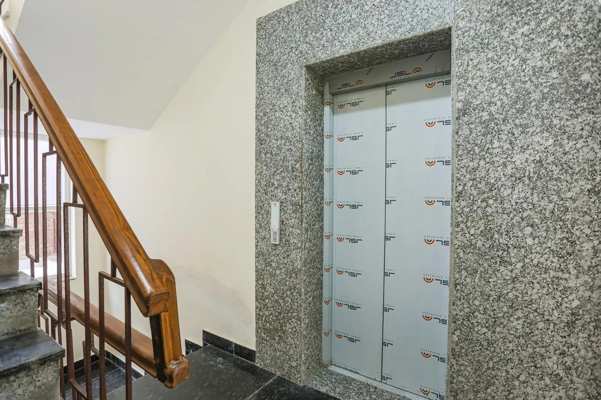 elevator in FabHotel Grihum