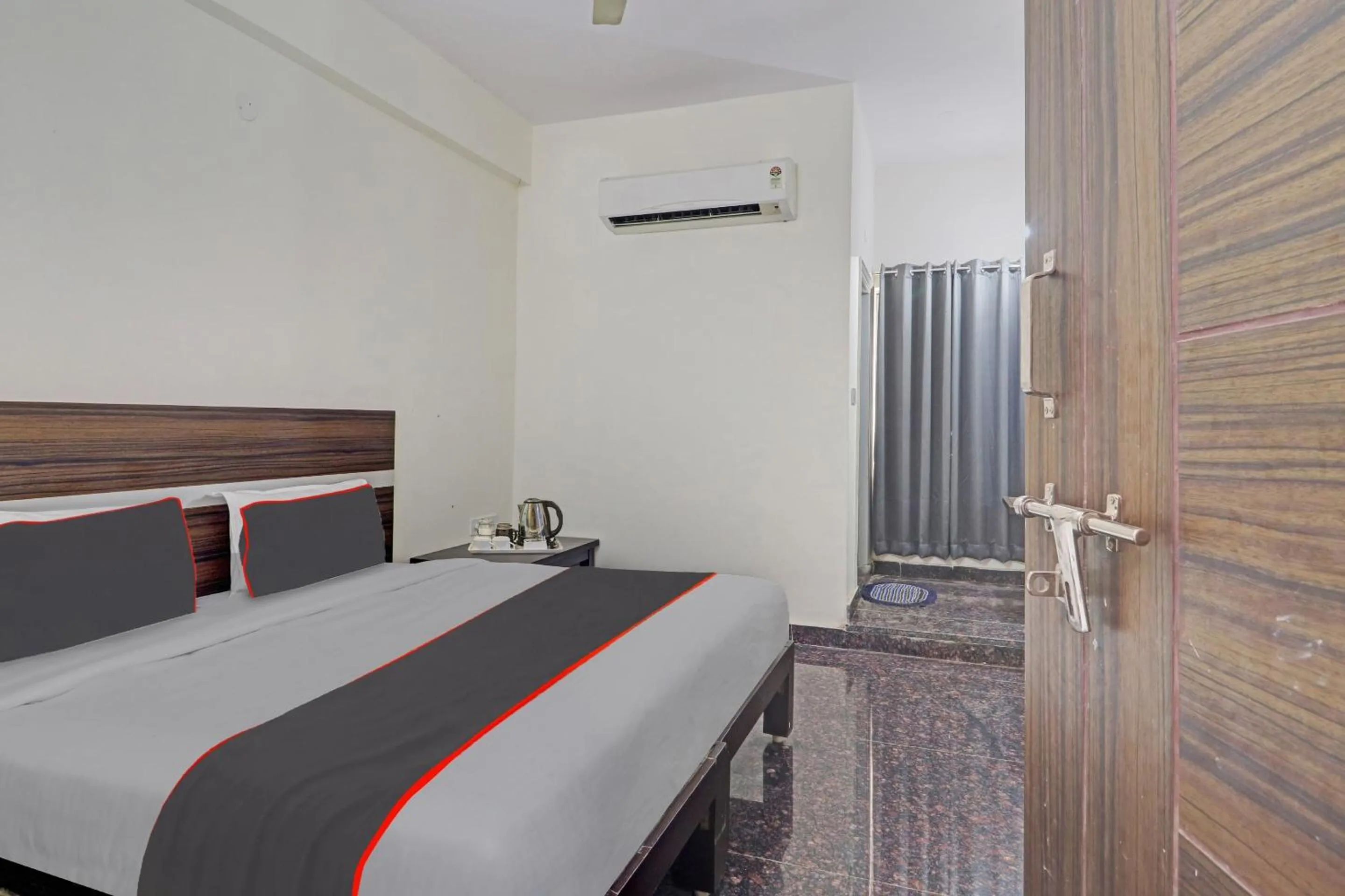 Bedroom, Bed in Collection O SS Metro Ritz