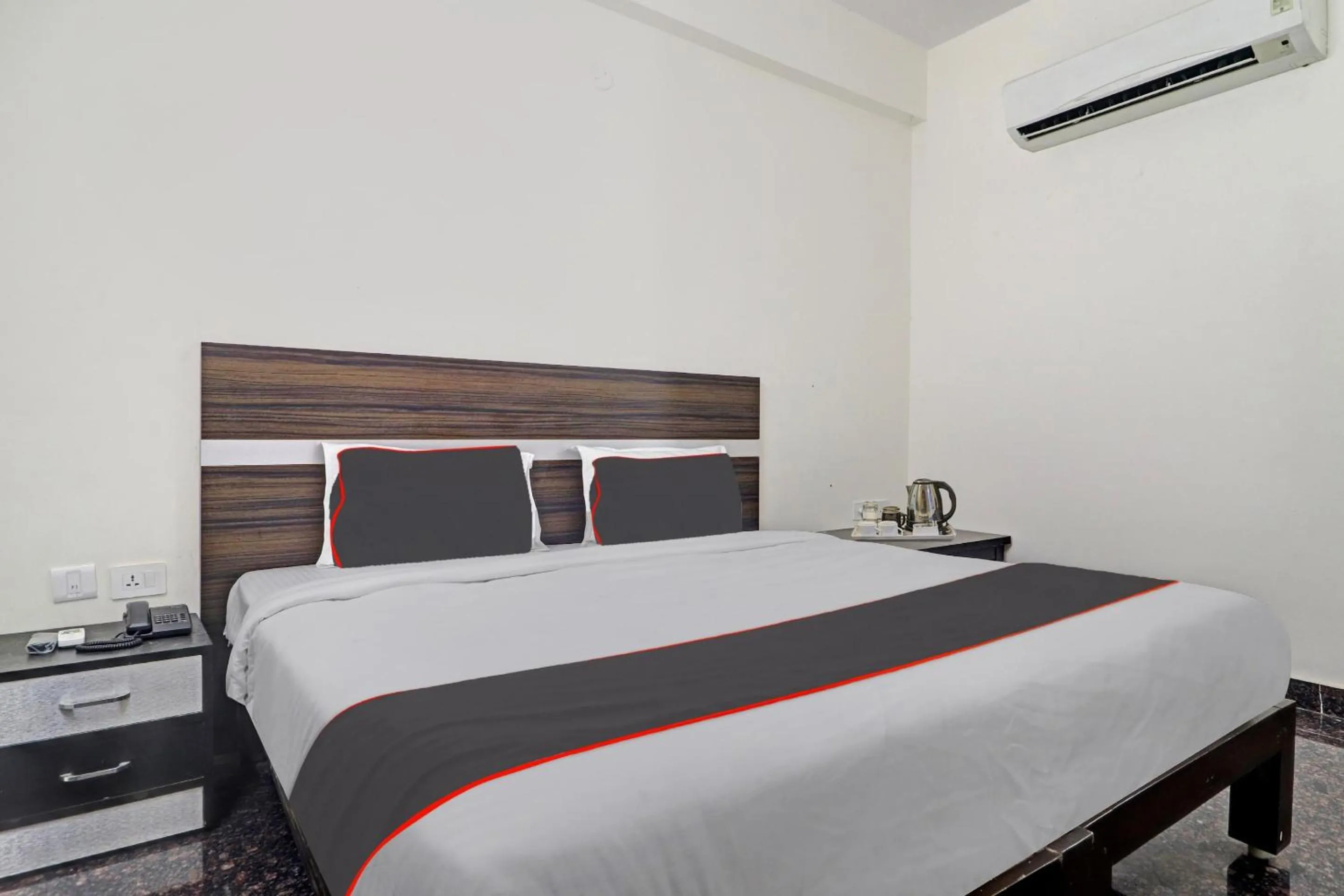 Bedroom, Bed in Collection O SS Metro Ritz