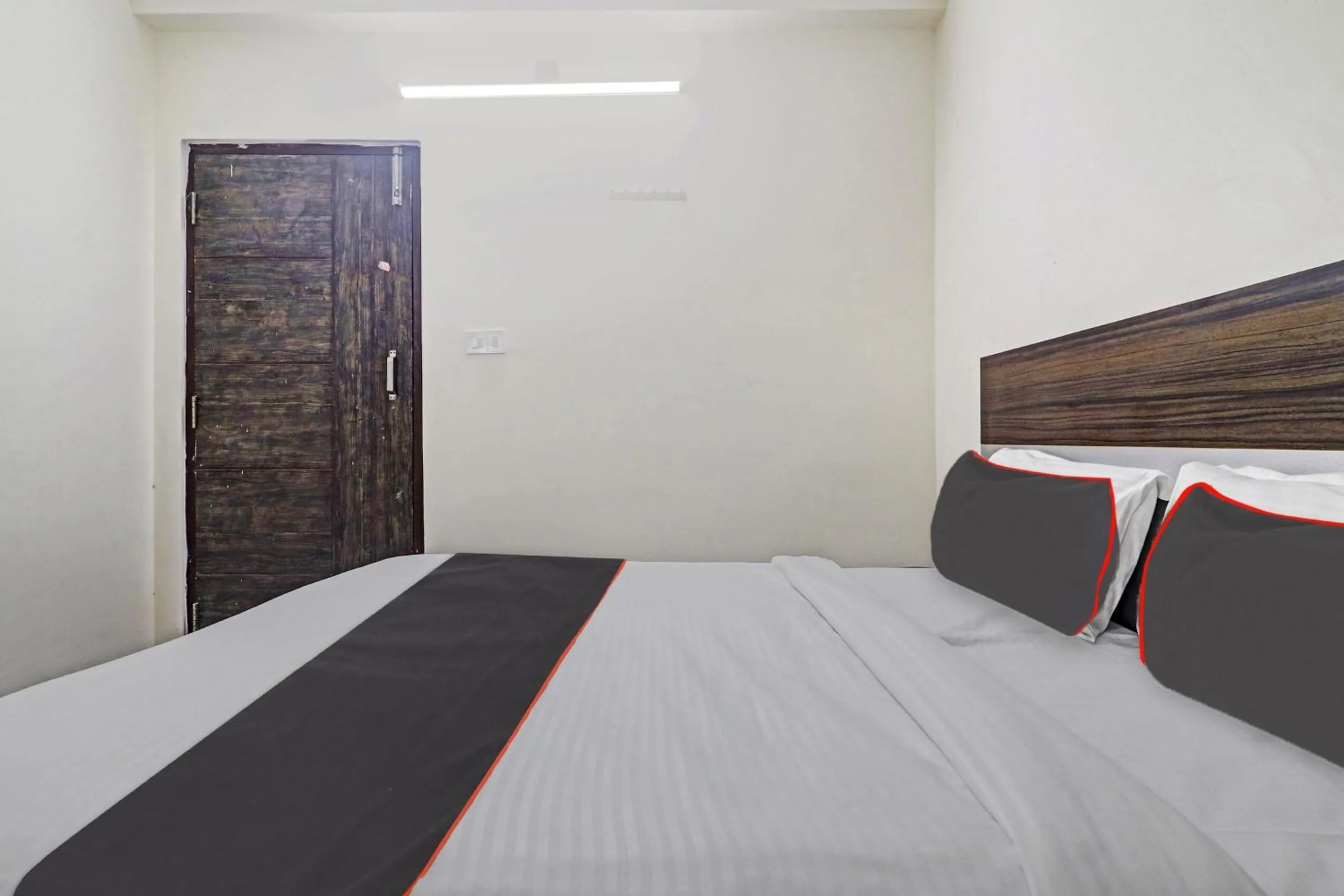 Bedroom, Bed in Collection O SS Metro Ritz