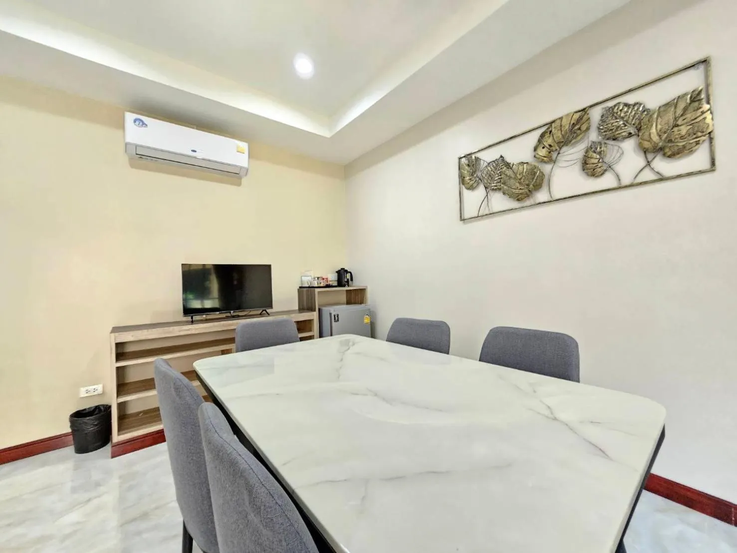 TV and multimedia in CottagePine Rayong Resort&Cafe