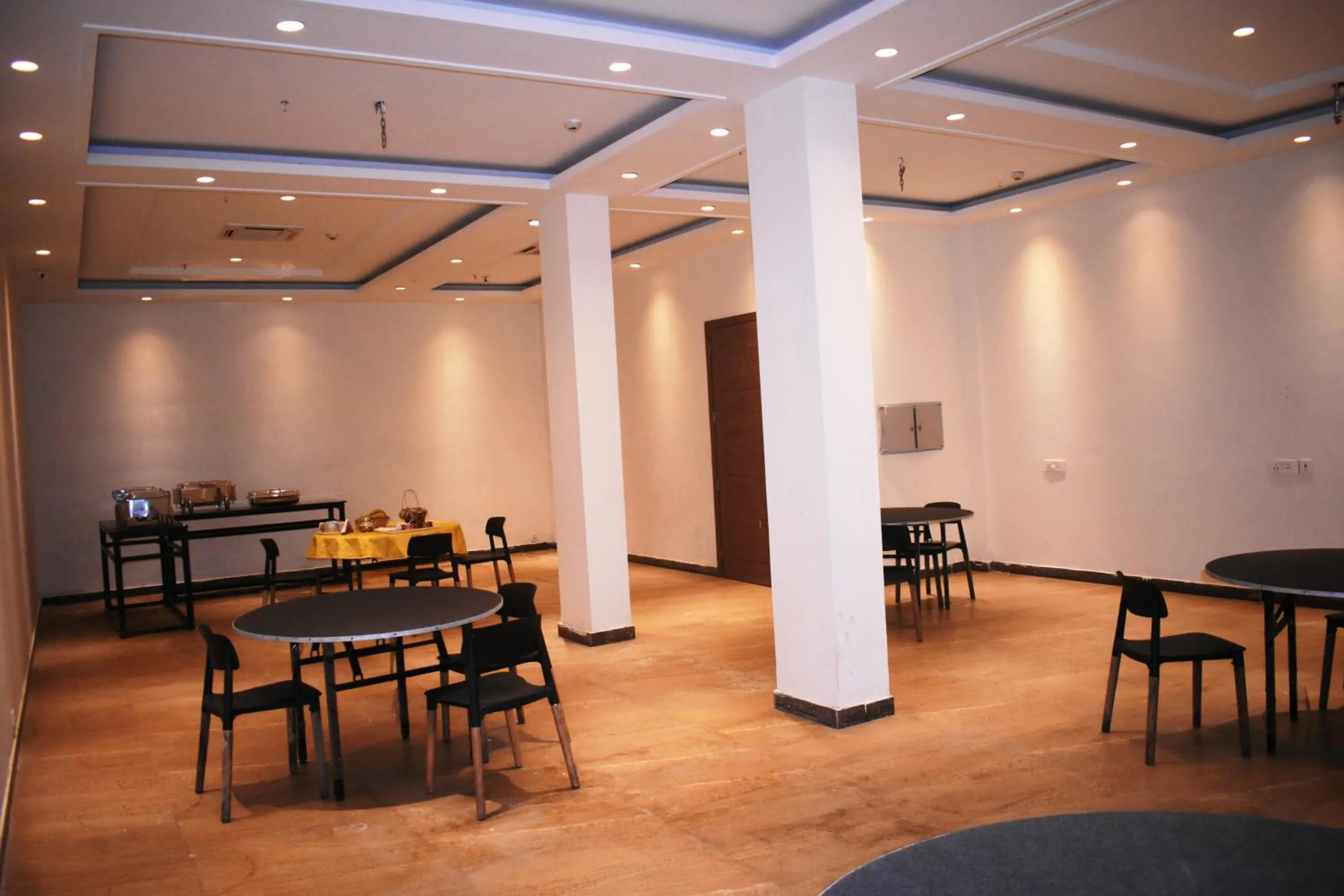 Restaurant/places to eat, Dining Area in Lemonwood Suites by F9 Hotels - Trivoli Garden Chhatarpur