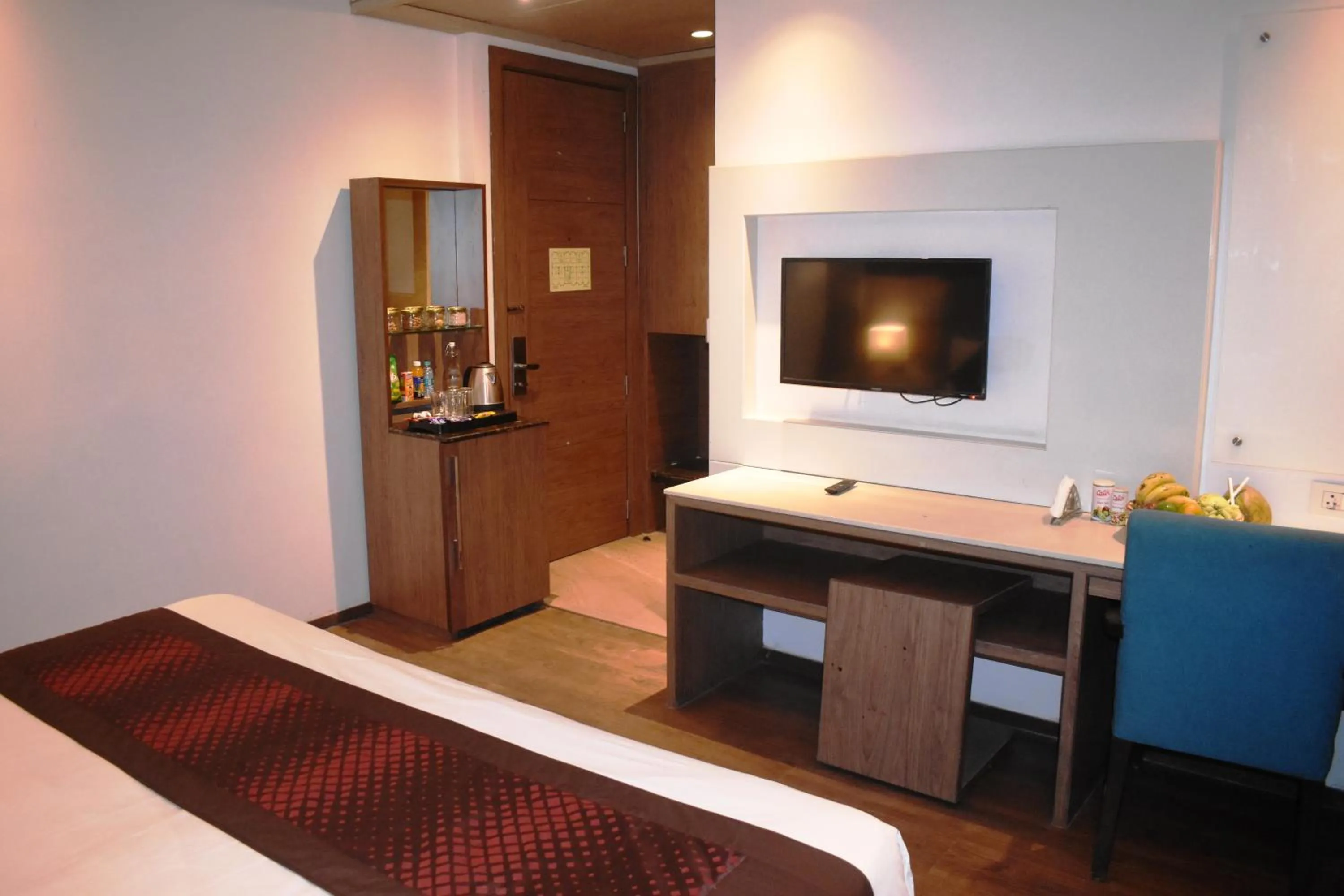 Communal lounge/ TV room, TV/Entertainment Center in Lemonwood Suites by F9 Hotels - Trivoli Garden Chhatarpur