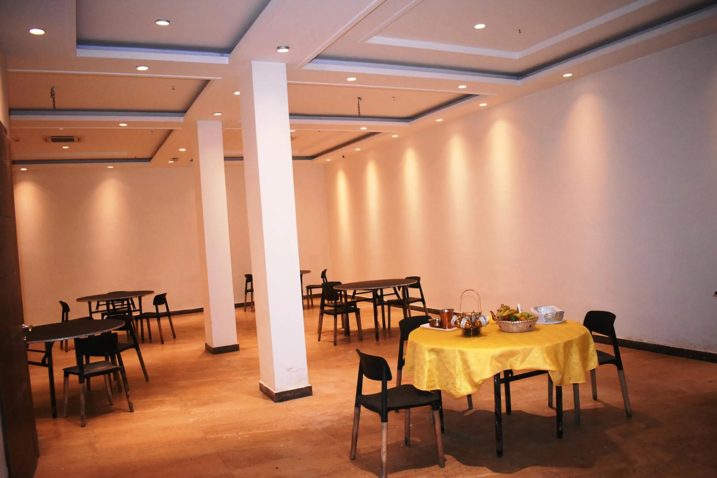 Restaurant/Places to Eat in Lemonwood Suites by F9 Hotels - Trivoli Garden Chhatarpur