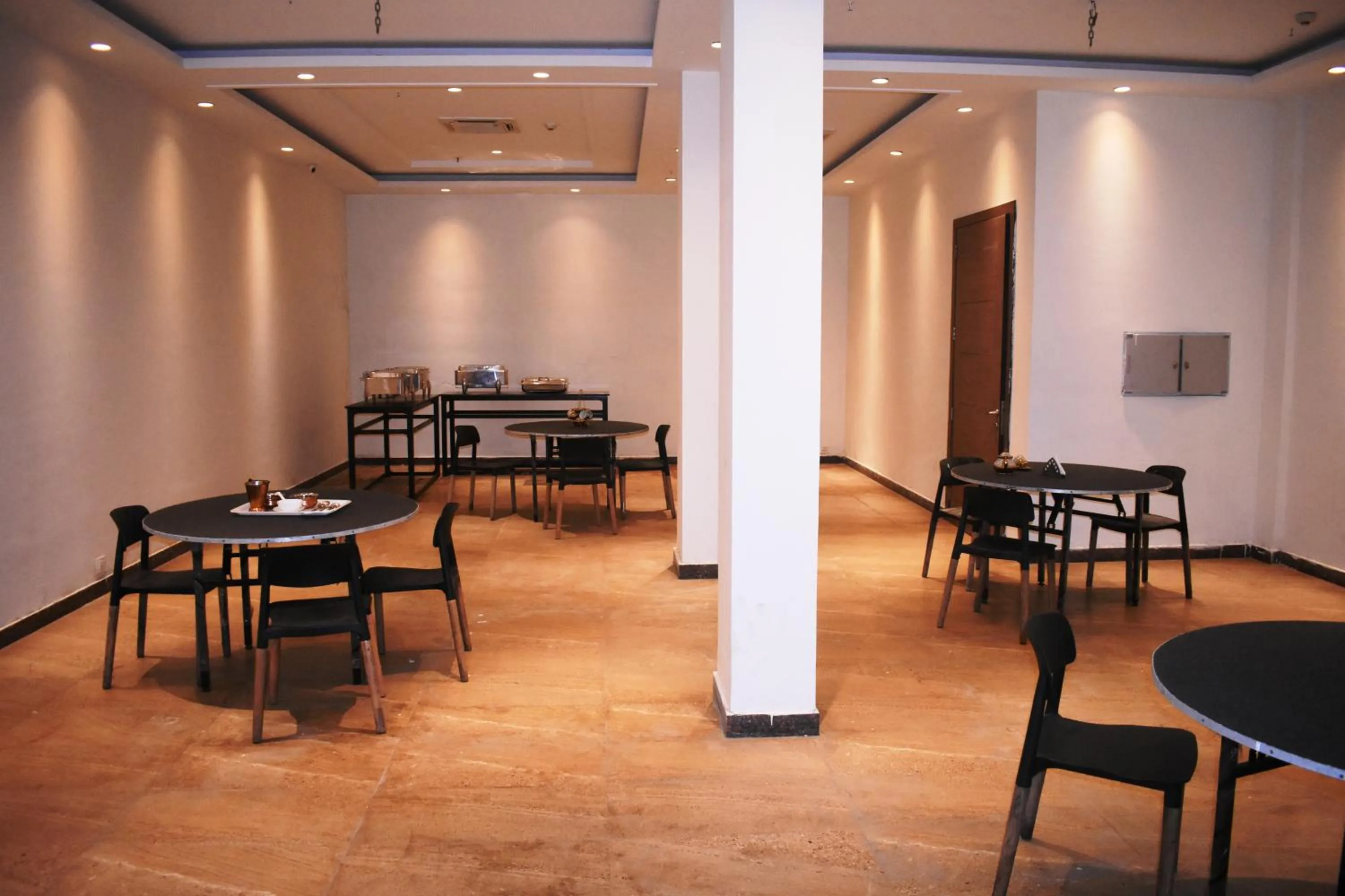 Restaurant/Places to Eat in Lemonwood Suites by F9 Hotels - Trivoli Garden Chhatarpur