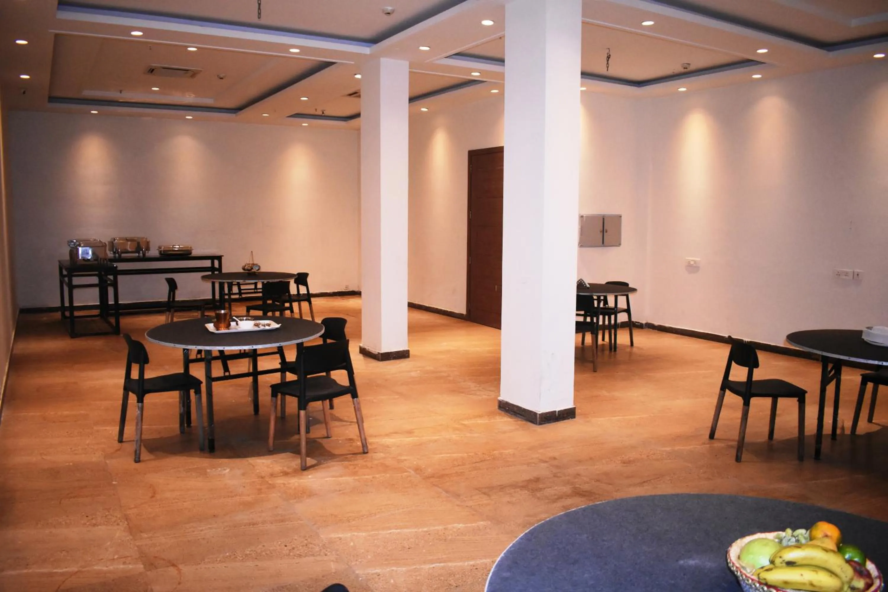 Restaurant/Places to Eat in Lemonwood Suites by F9 Hotels - Trivoli Garden Chhatarpur