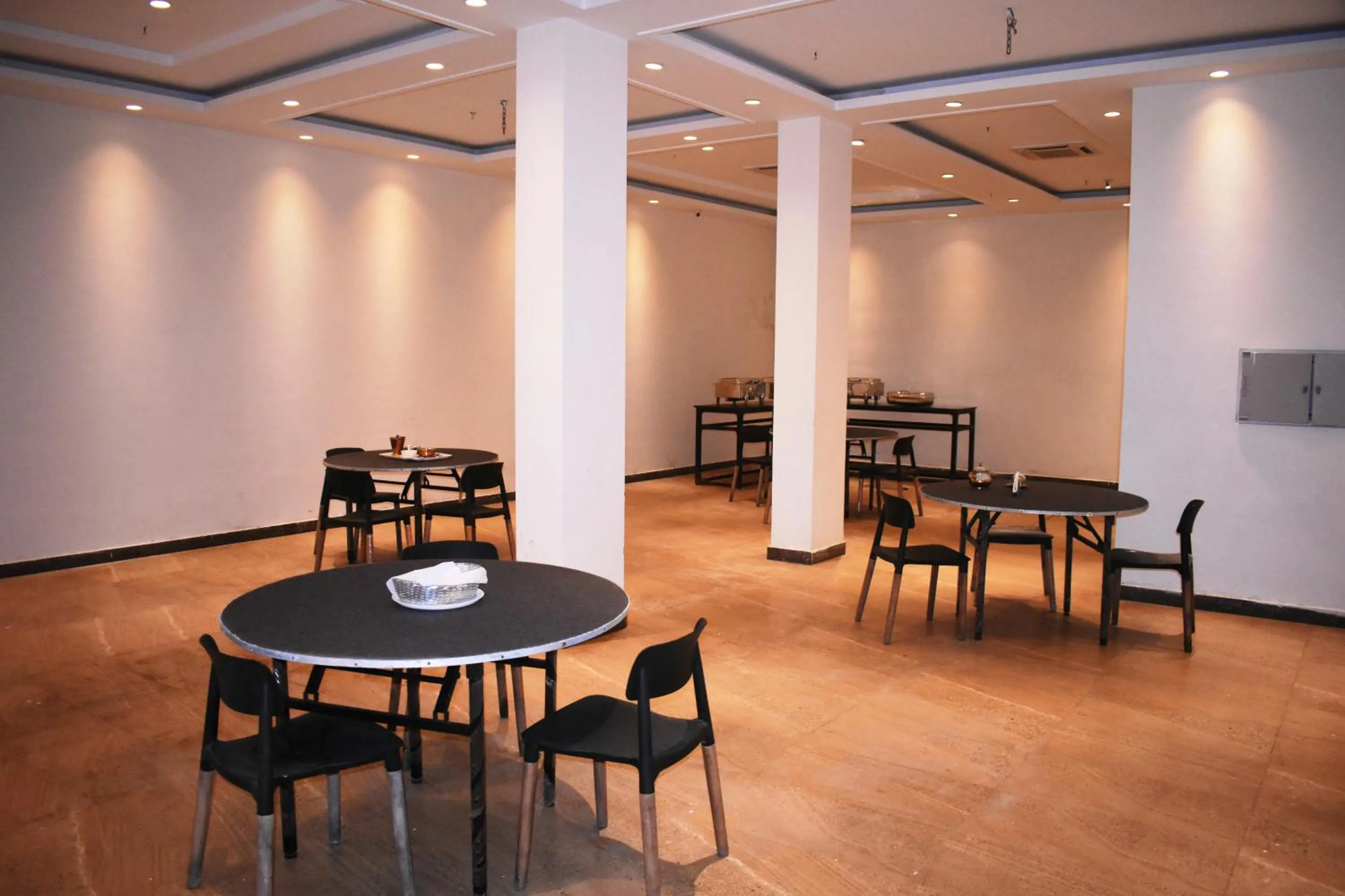 Seating area, Restaurant/Places to Eat in Lemonwood Suites by F9 Hotels - Trivoli Garden Chhatarpur