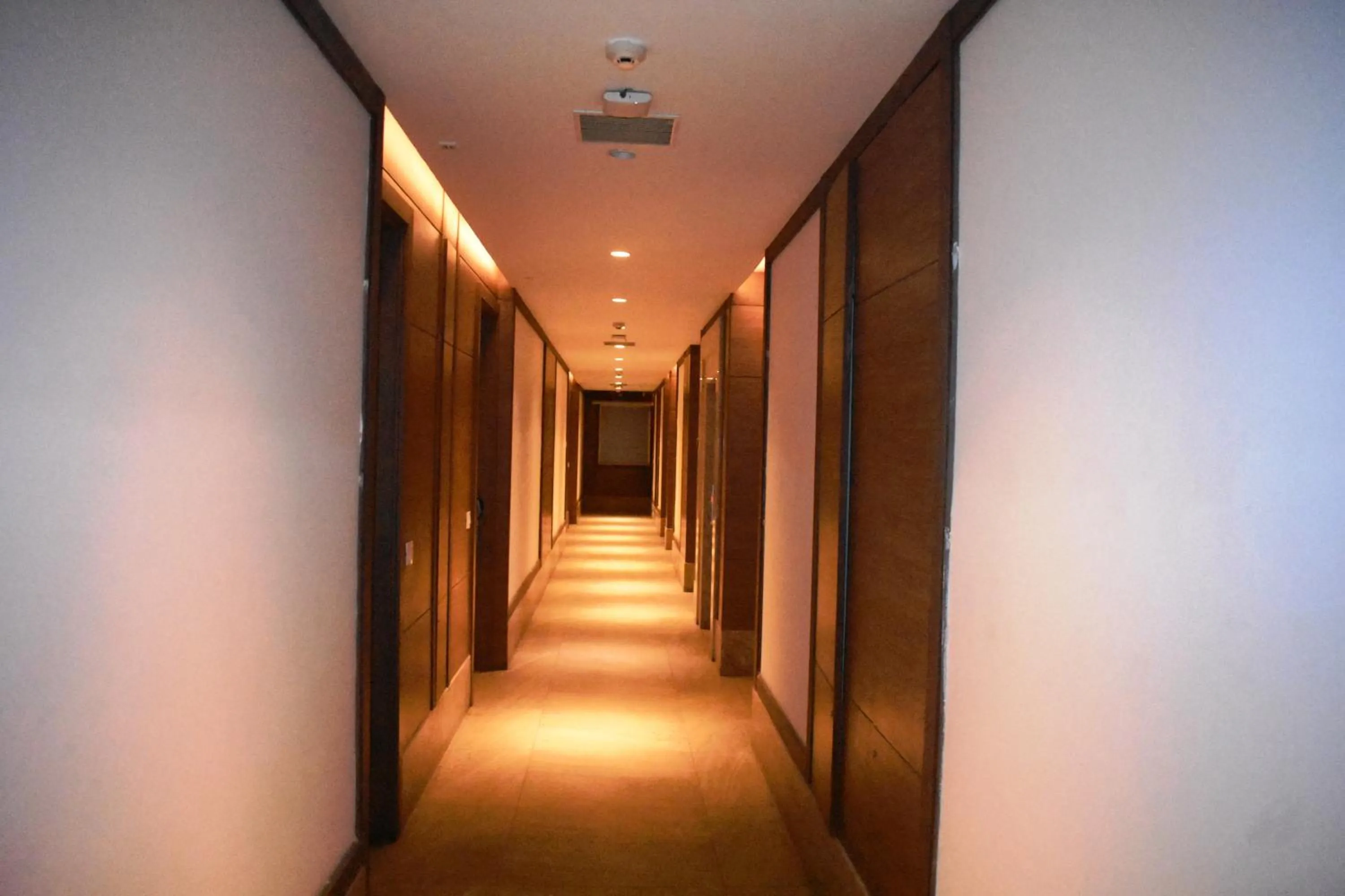 Lobby or reception in Lemonwood Suites by F9 Hotels - Trivoli Garden Chhatarpur