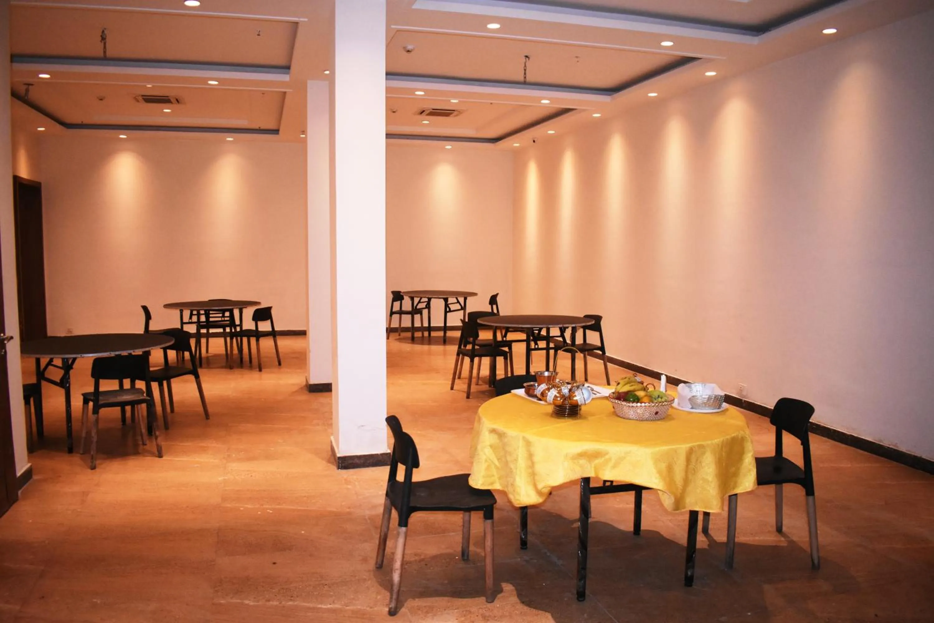 Restaurant/Places to Eat in Lemonwood Suites by F9 Hotels - Trivoli Garden Chhatarpur