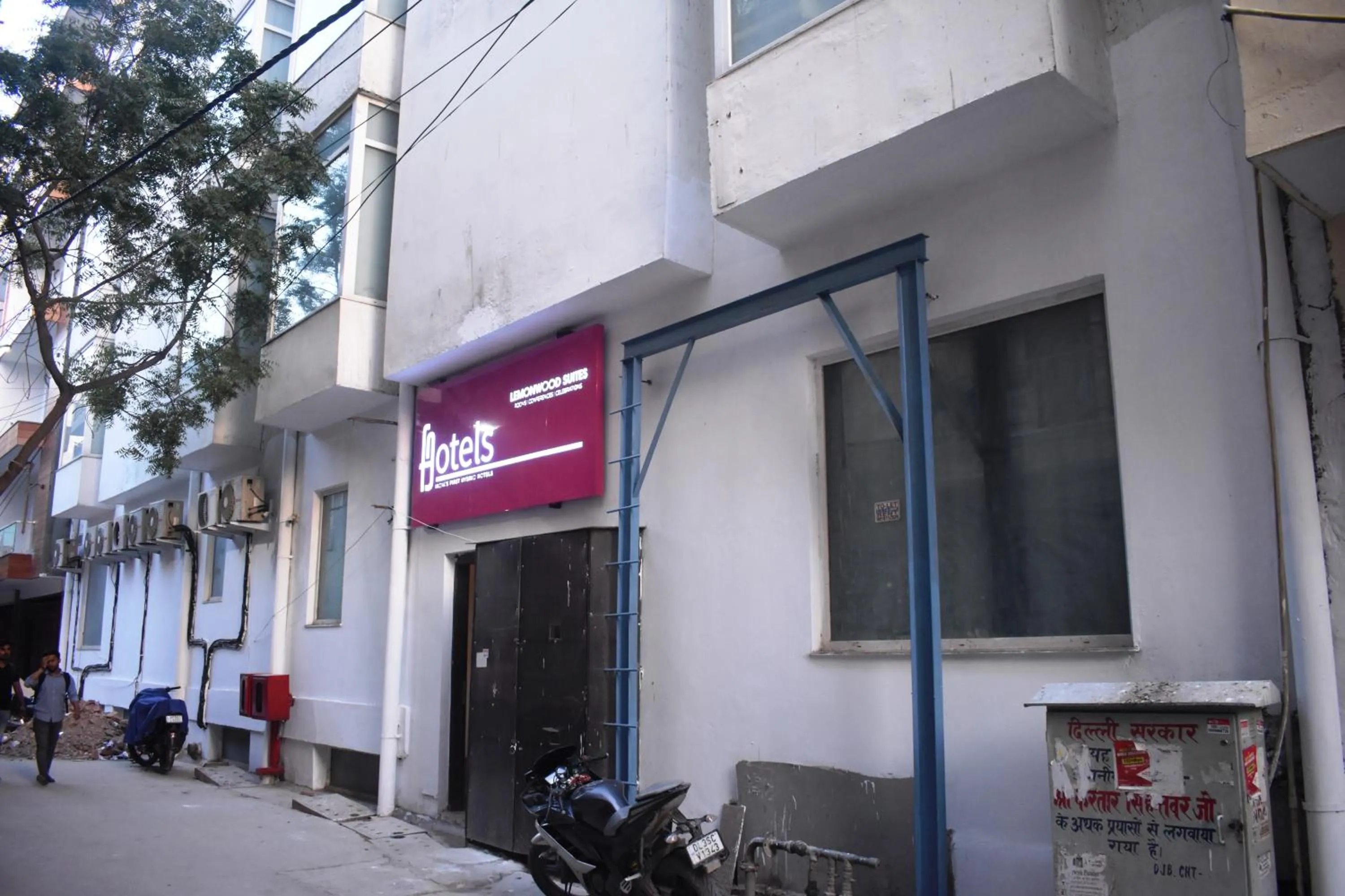 Property building in Lemonwood Suites by F9 Hotels - Trivoli Garden Chhatarpur