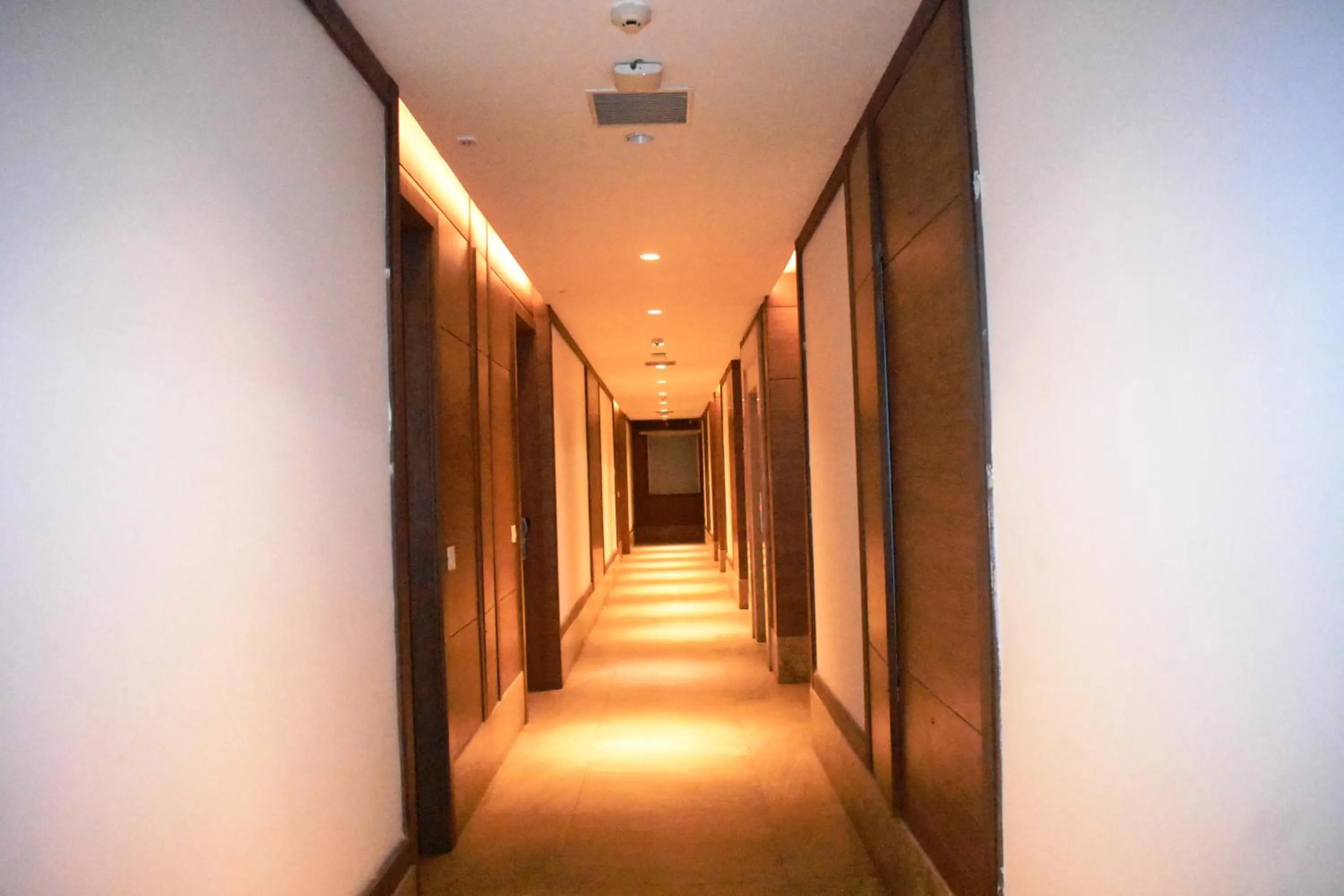 Lobby or reception in Lemonwood Suites by F9 Hotels - Trivoli Garden Chhatarpur