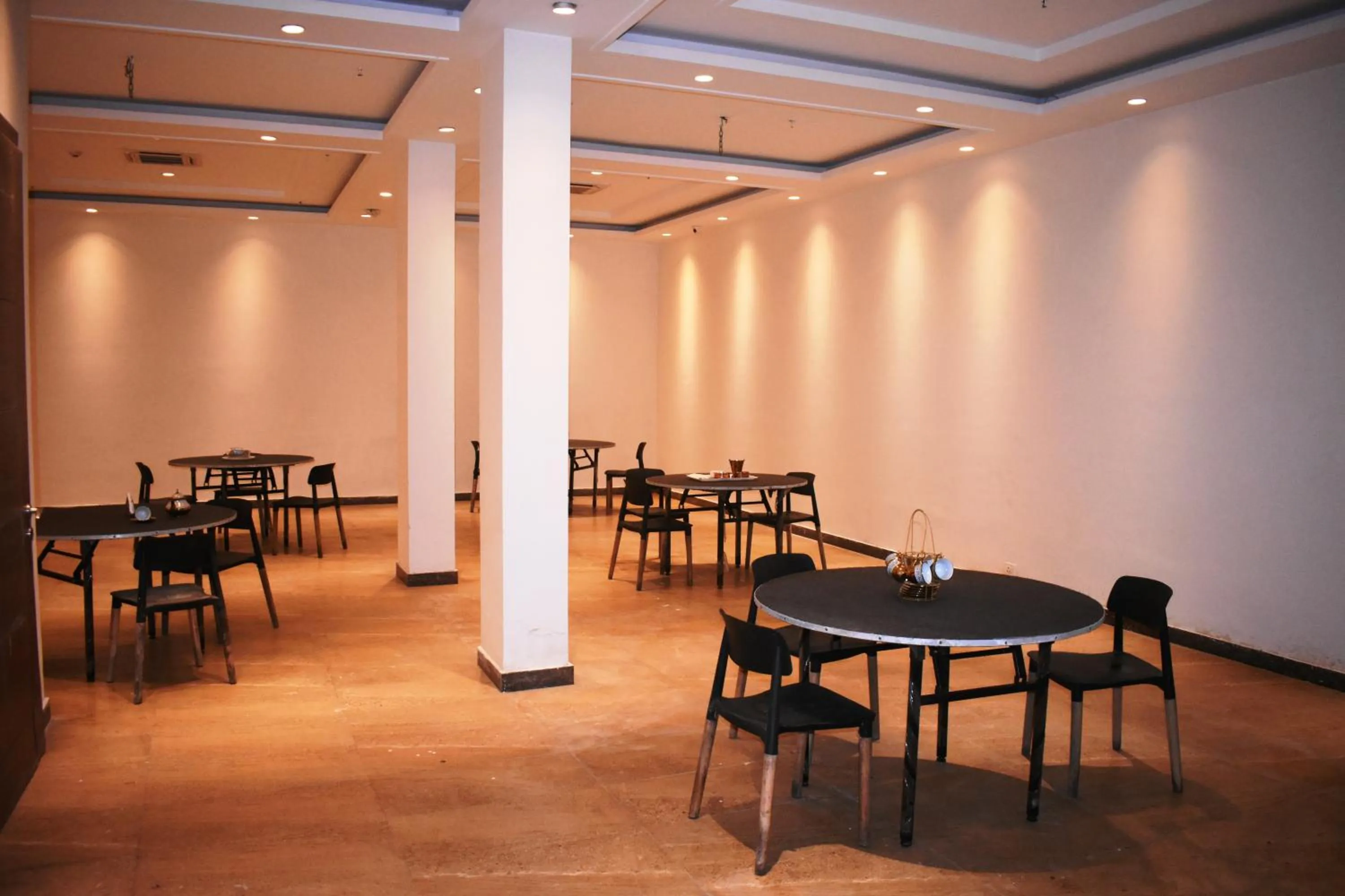 Restaurant/Places to Eat in Lemonwood Suites by F9 Hotels - Trivoli Garden Chhatarpur