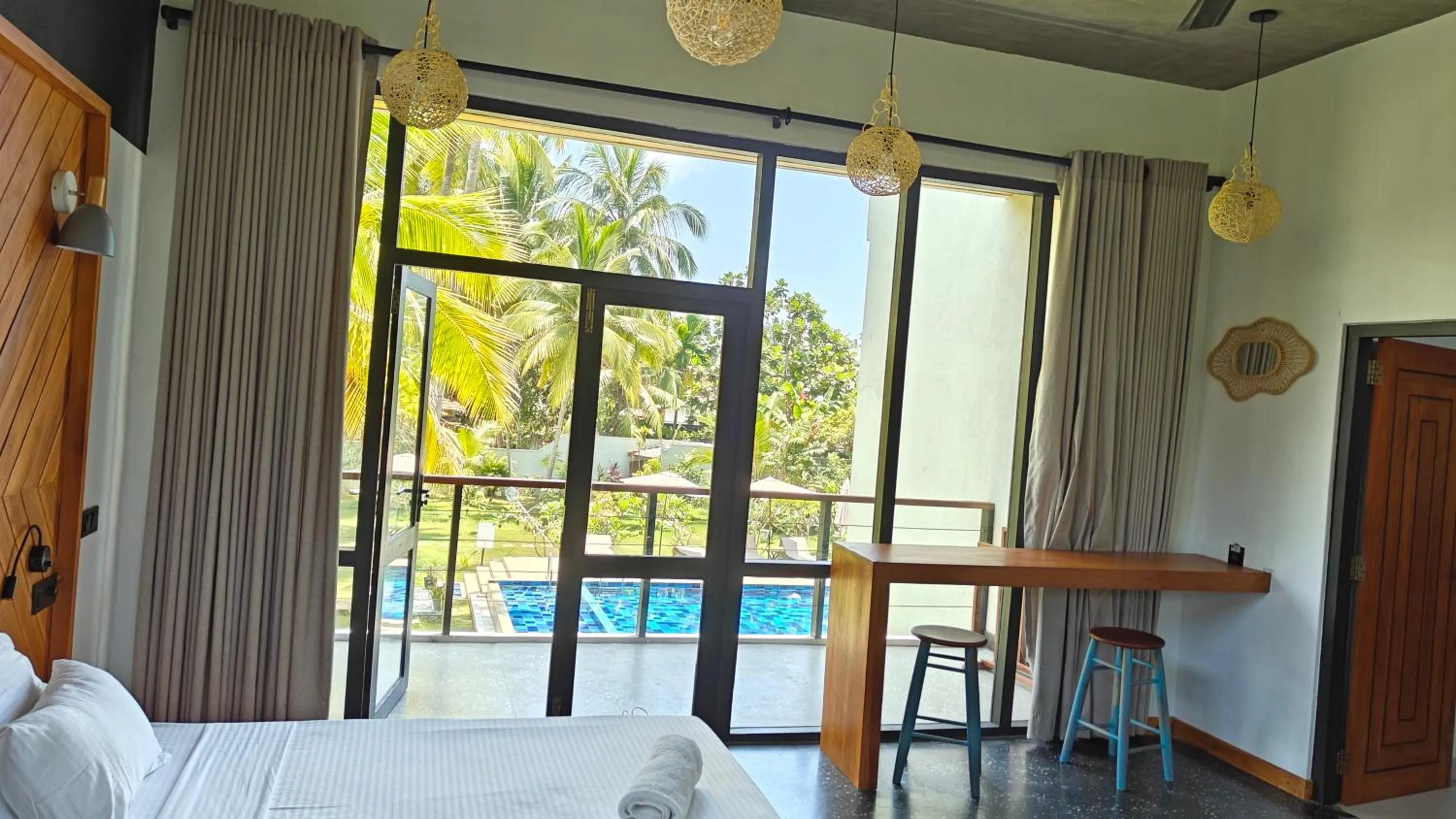 Pool view, Bed in Mango Tree Villa Bentota