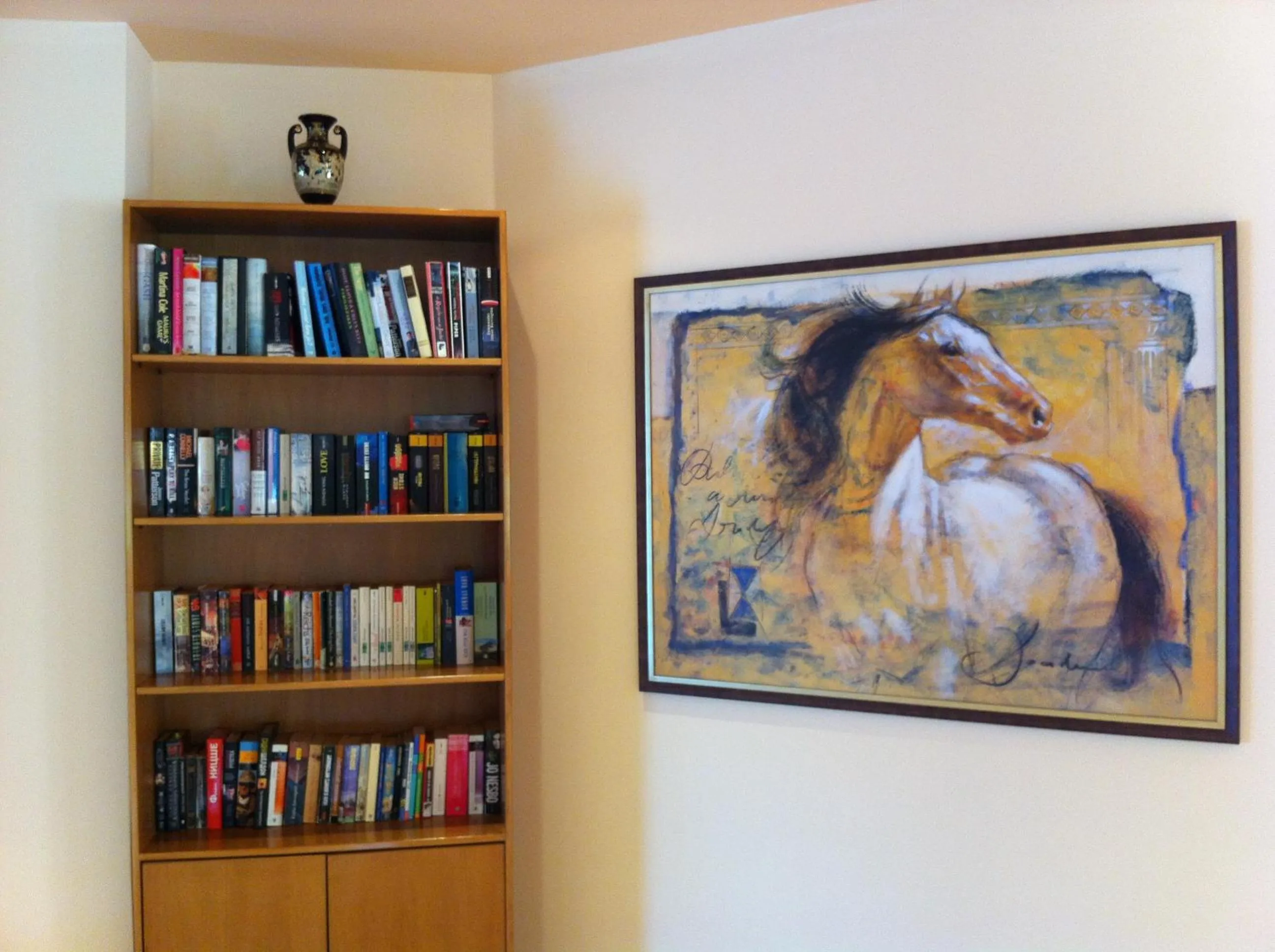 Library in Angelika Apartotel