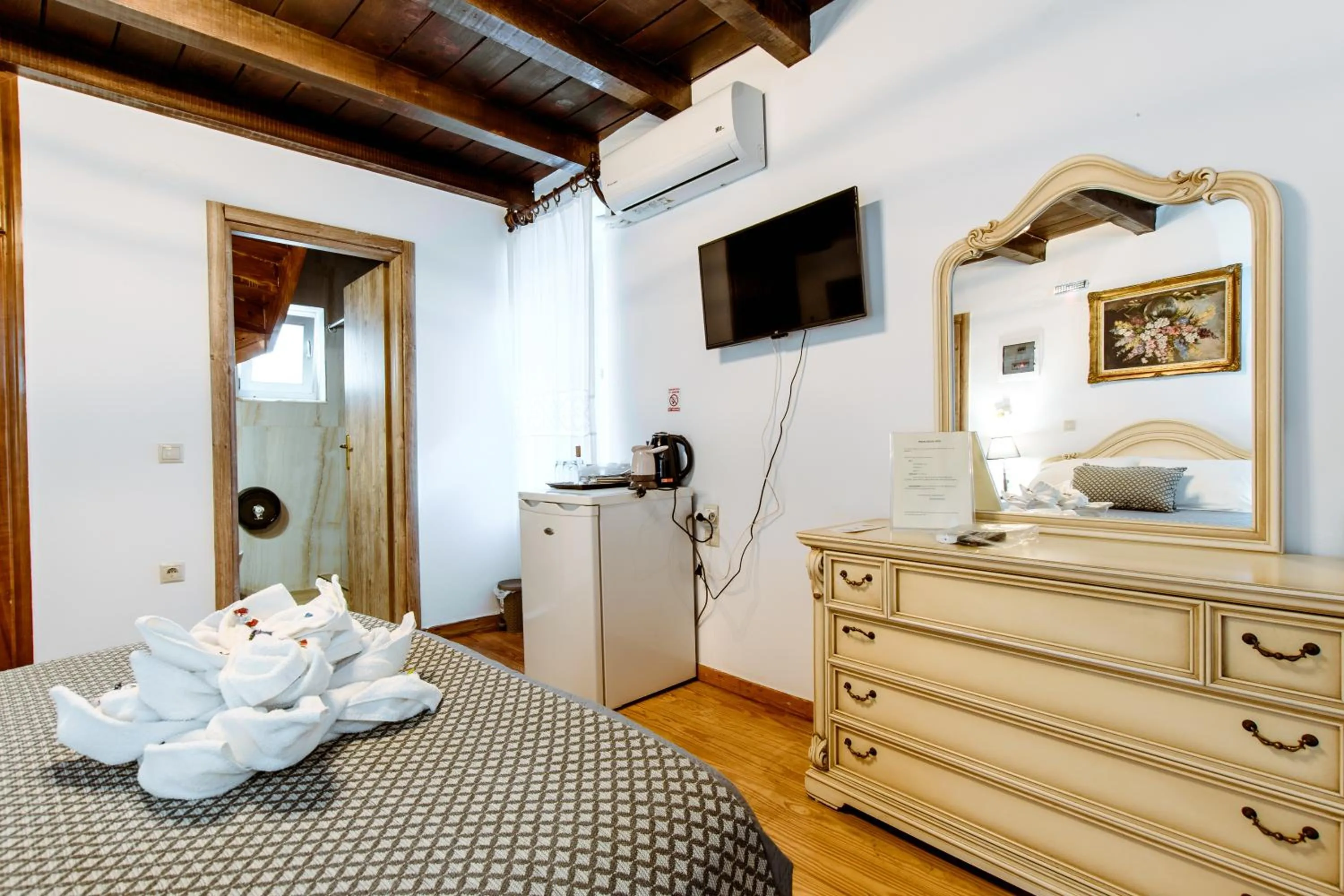 Photo of the whole room, Bed in Bozzali Deluxe Hotel