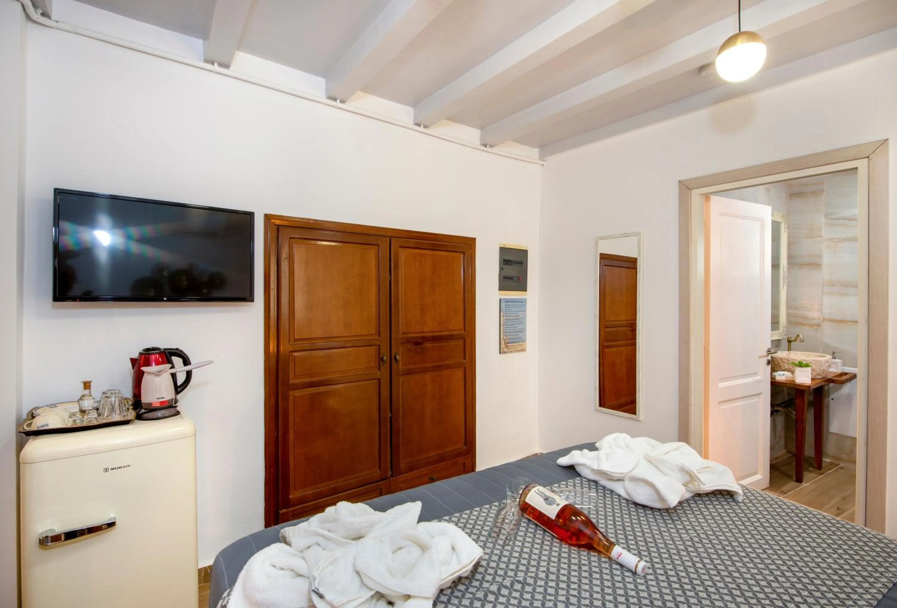 Photo of the whole room, Bed in Bozzali Deluxe Hotel